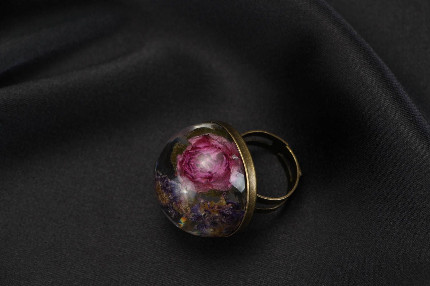 Кольцо с настоящей розой и полевыми цветами  фото 2