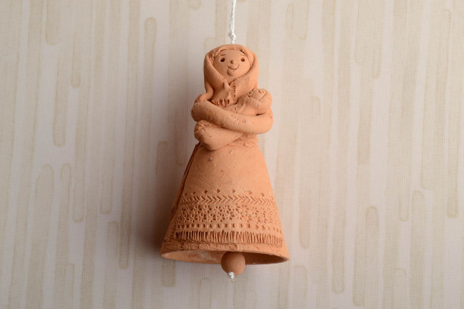 Колокольчик традиционная игрушка из глины в виде женщины фото 1