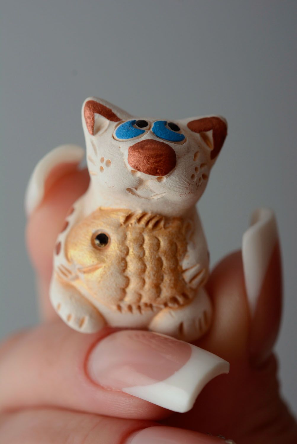 Figurine en céramique faite main Chat avec poisson photo 3