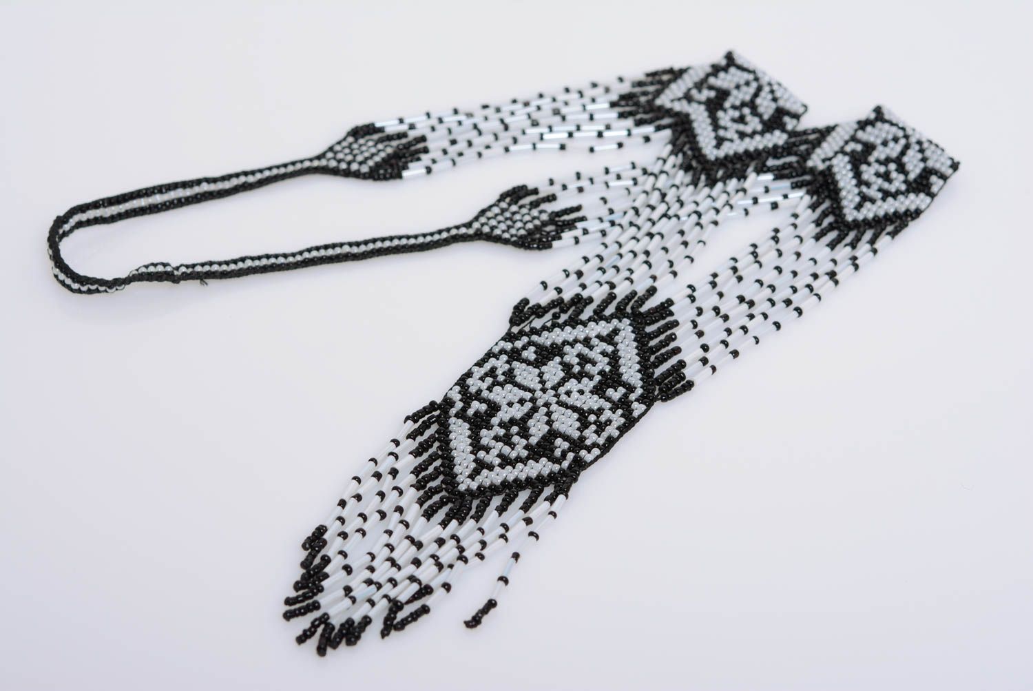 Joli collier en perles de rocaille long ethnique fait main blanc noir festif photo 1