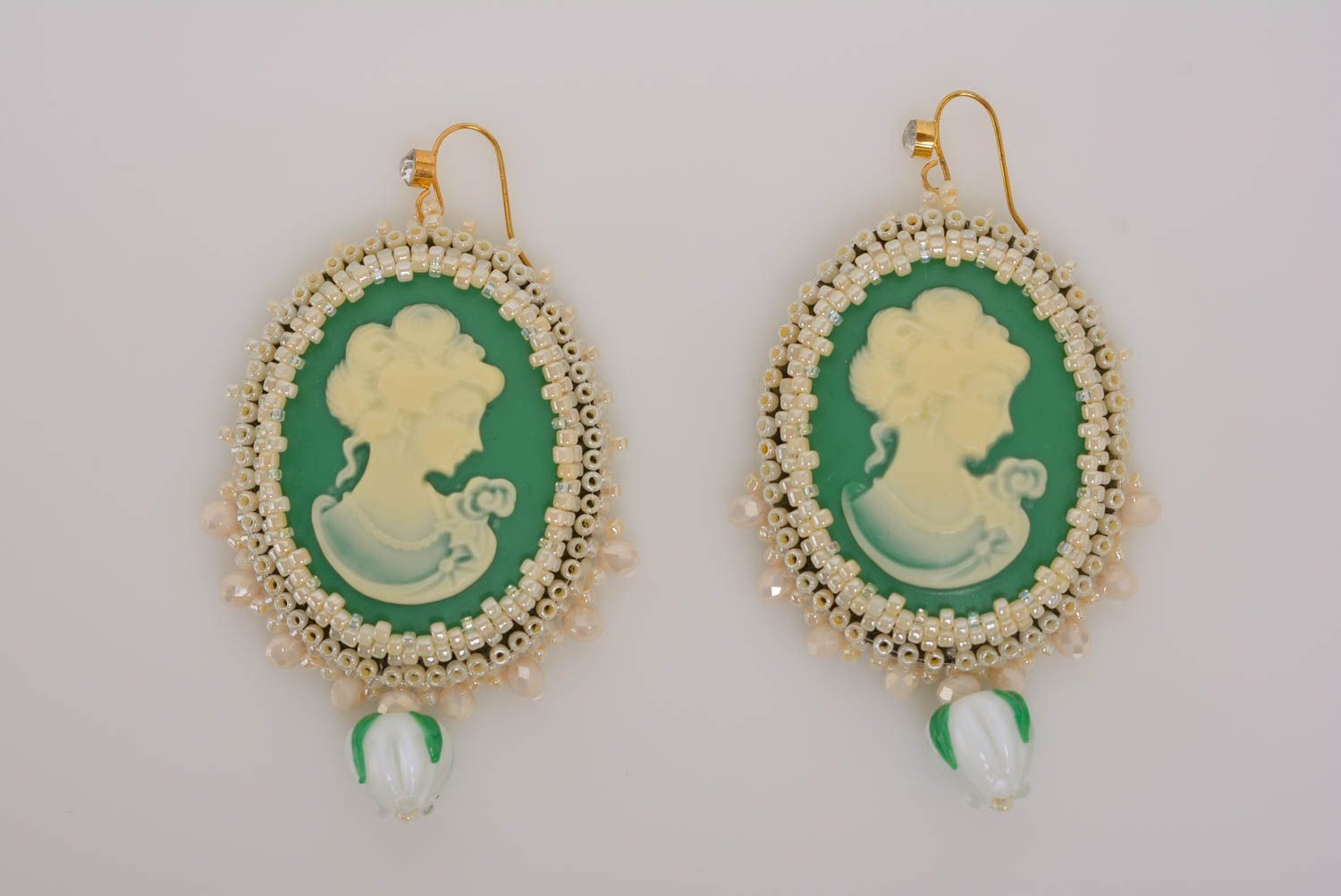 Grüne Ohrringe aus Polymerton und Glasperlen mit Anhängern Künstler Handarbeit foto 5