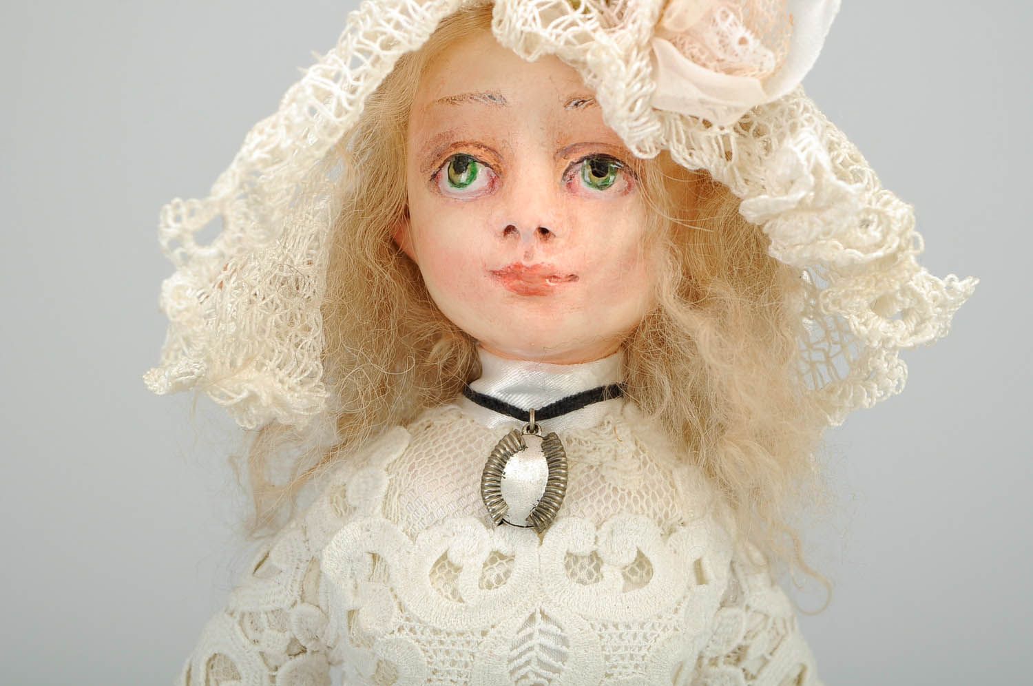 Muñeca de autor con encaje vintage foto 3