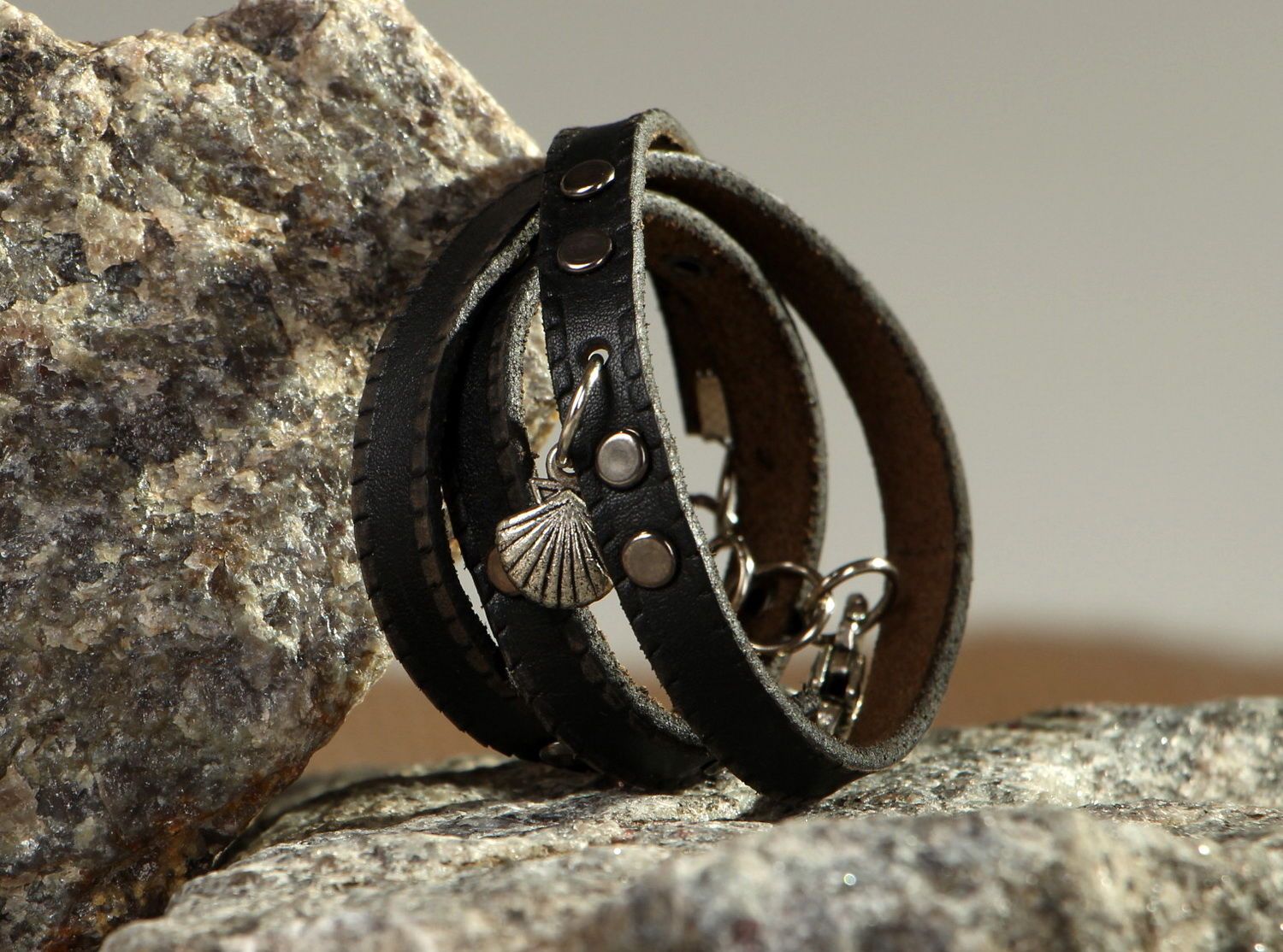 Bracelet multirang en cuir noir artisanal  photo 1