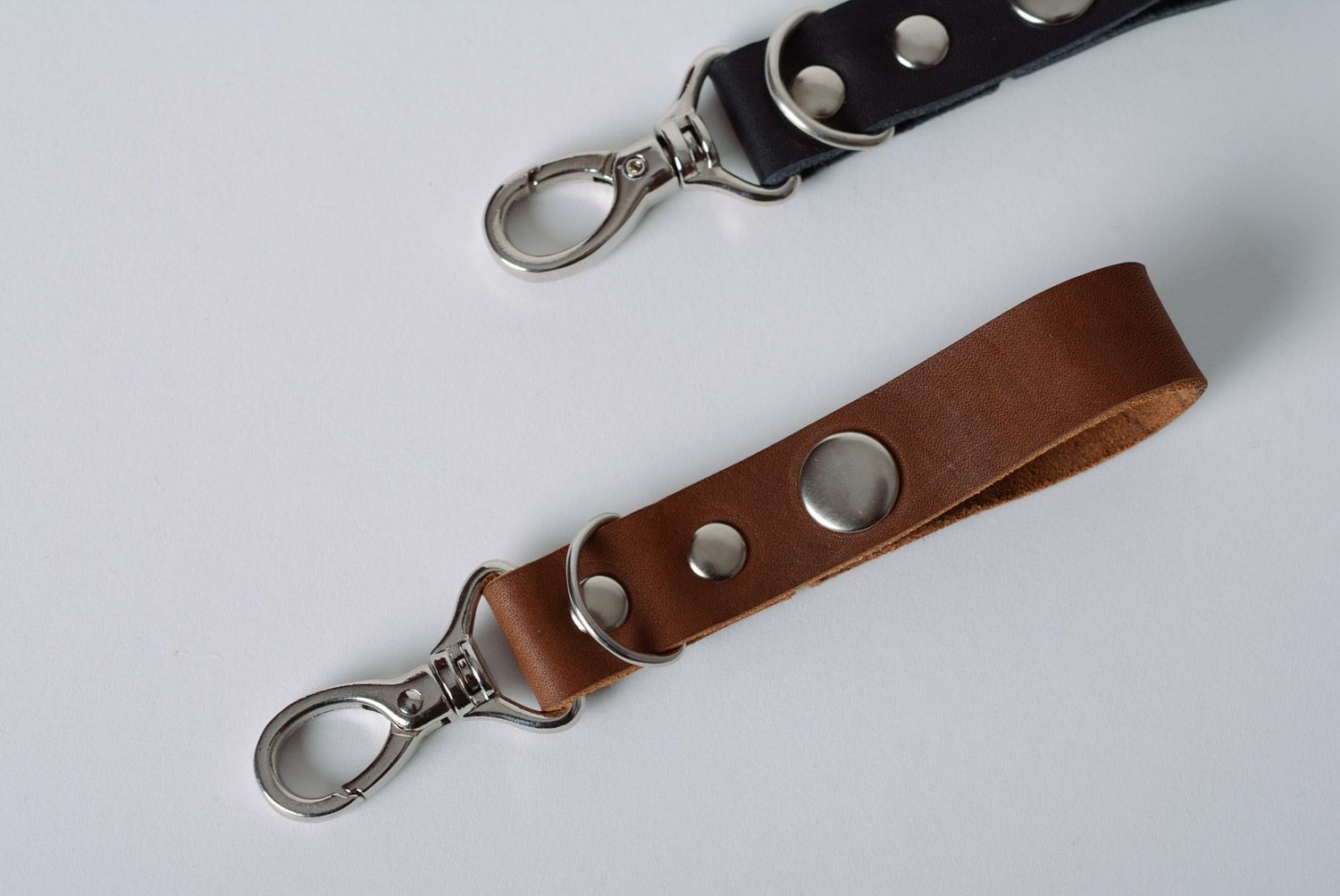 Porte-clés en cuir naturel brun discret fait main avec mousqueton cadeau photo 4