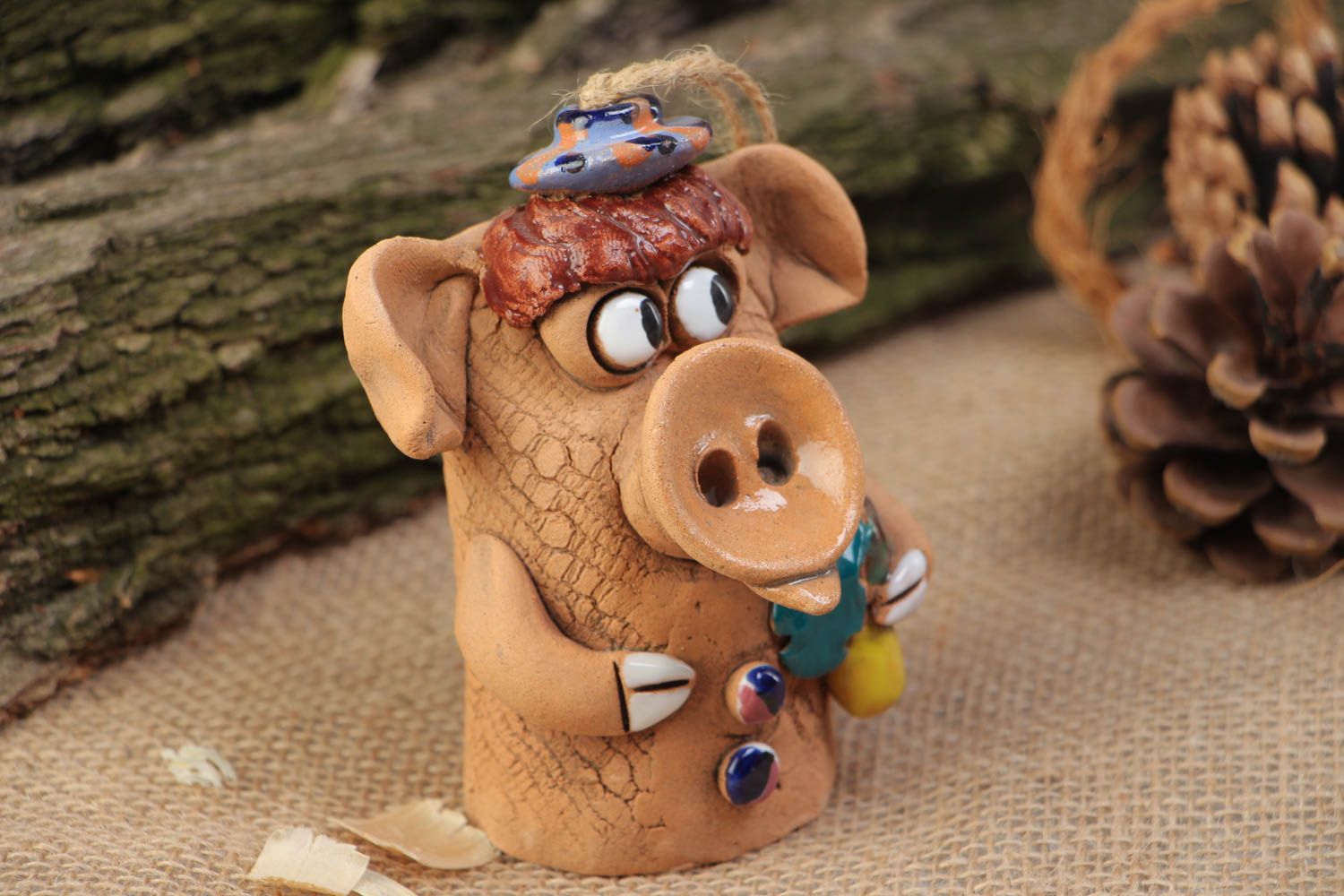 Dekoratives Glöckchen aus Ton Schwein von Hand bosseliert mit Acryl bemalt  foto 1
