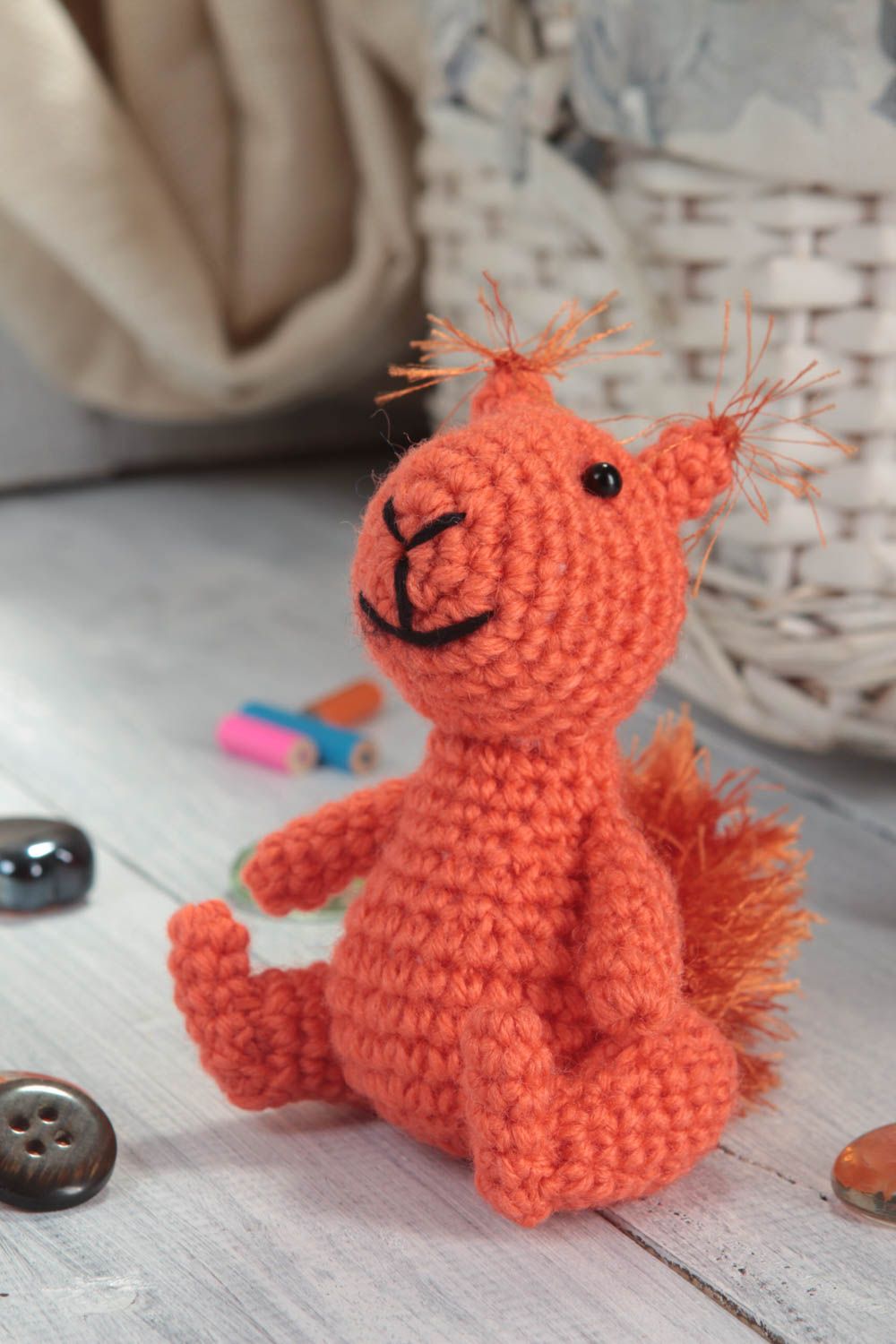 Jouet enfant Peluche tricotée fait main en forme d'écureuil roux Cadeau original photo 1