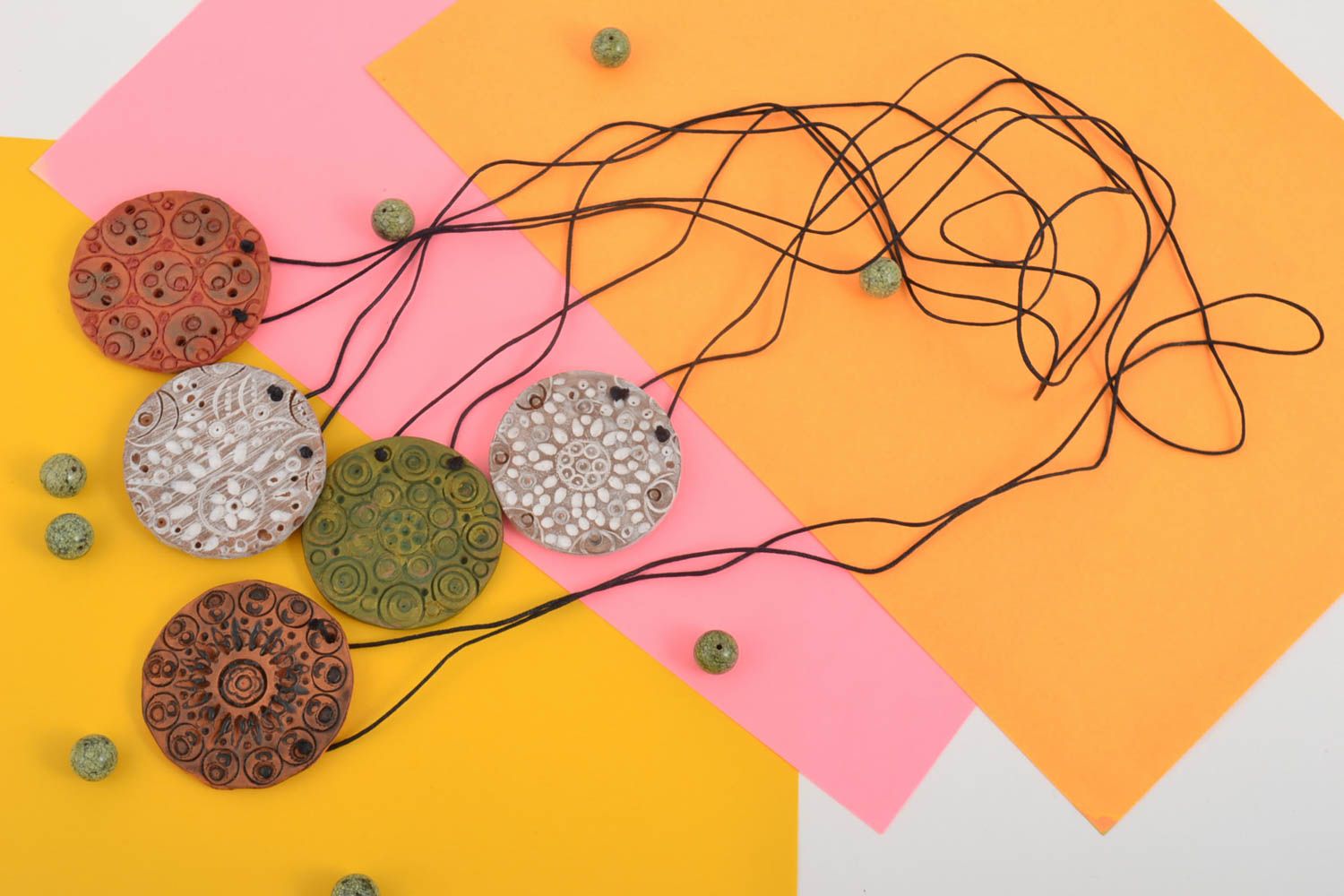 Ciondoli in stile etnico fatti a mano set di 5 accessori belli colorati foto 1
