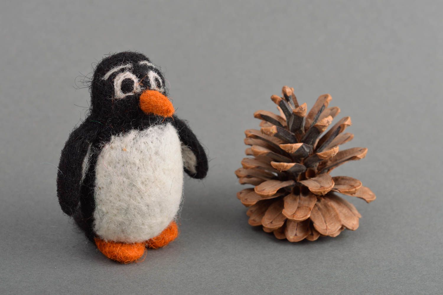 Peluche pingouin Jouet fait main en laine feutrée original Cadeau pour enfant photo 1