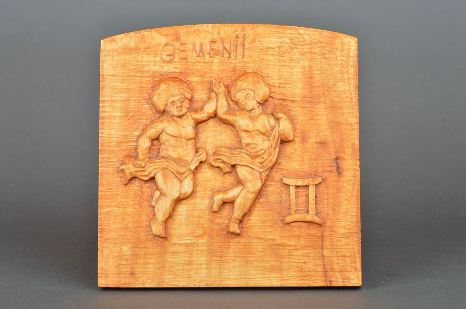 Petit tableau sculpté en bois verni fait main joli original décoratif Gémeaux photo 2