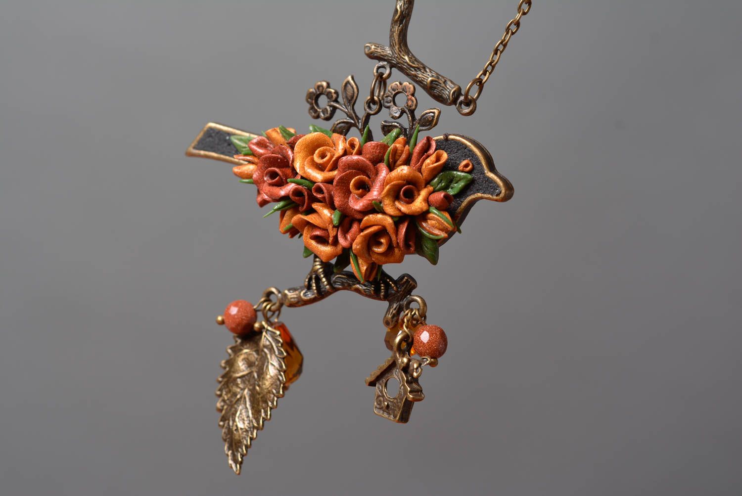 Colgante artesanal con flores de arcilla polimérica de color marrón con cadenita foto 5