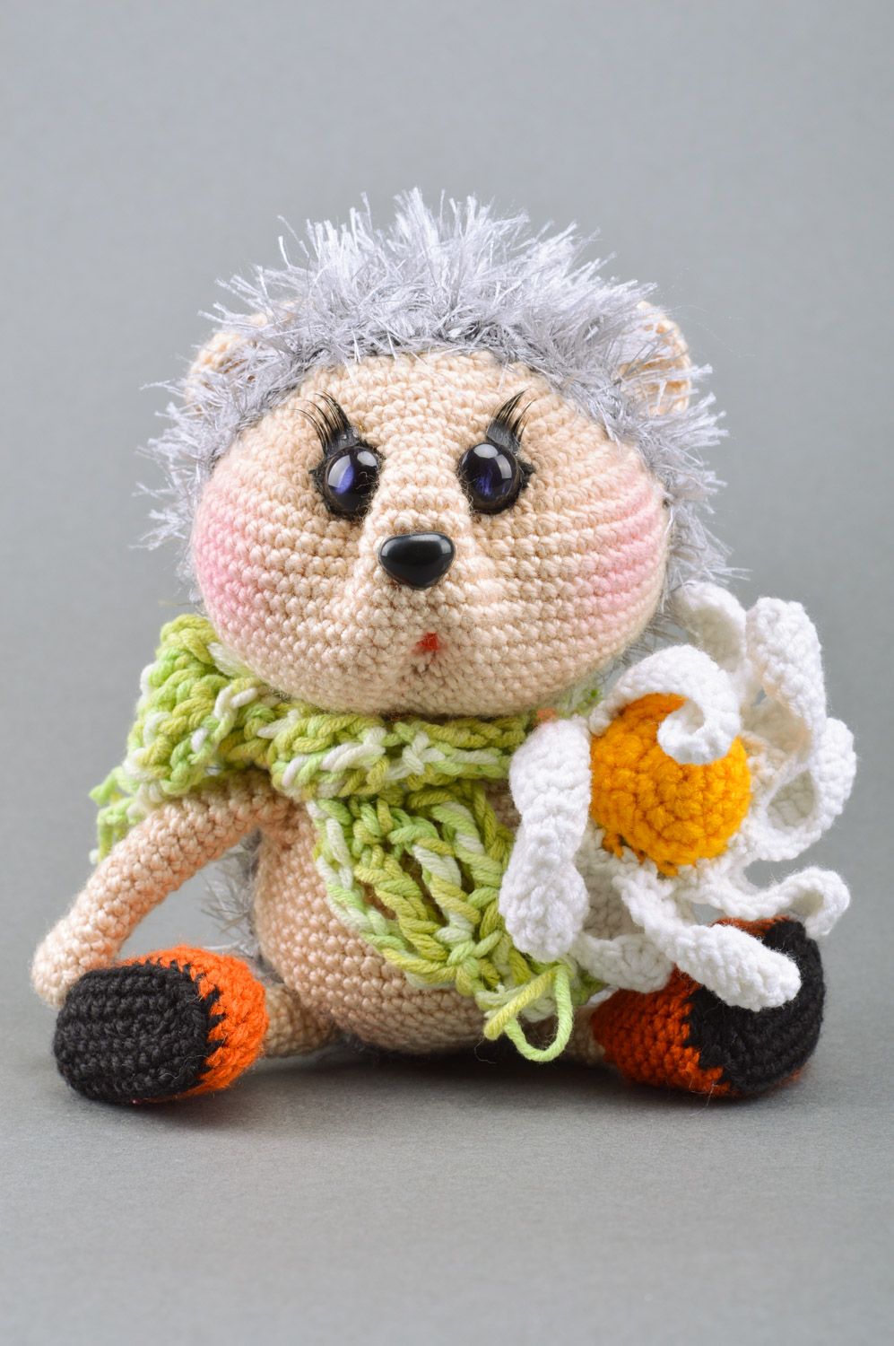 Jouet mou tricoté en fils acryliques au crochet fait main Hérisson avec fleur photo 2