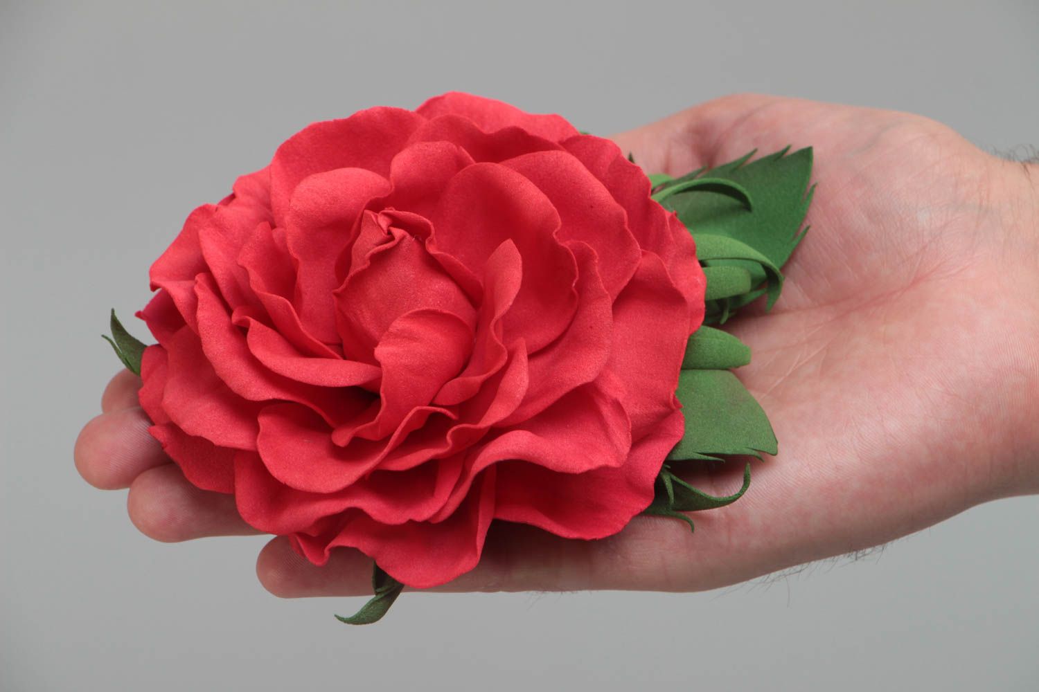 Красная брошь в виде цветка из фоамирана ручной работы крупная красивая фото 5