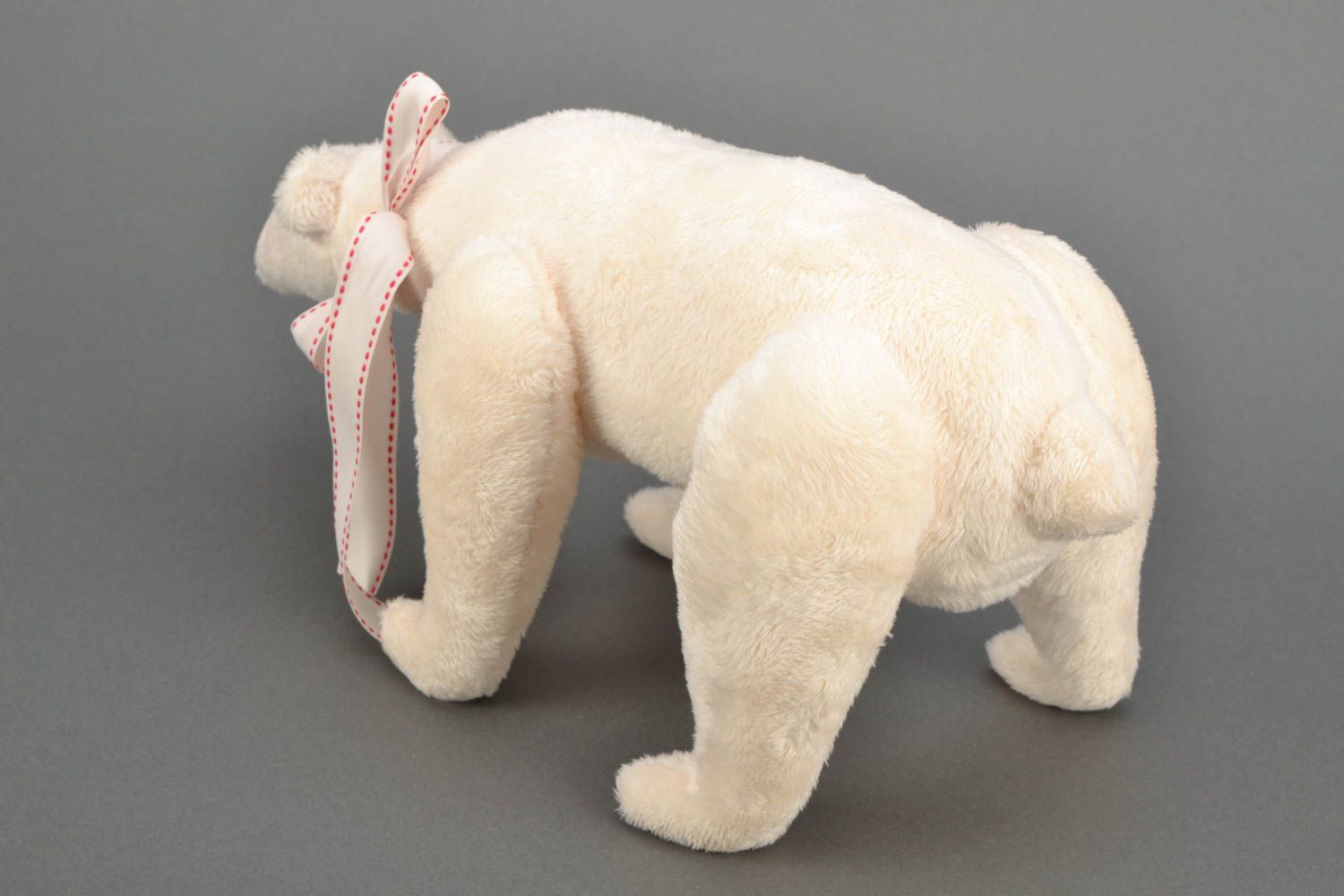 Авторская мягкая игрушка в виде белого медведя фото 4