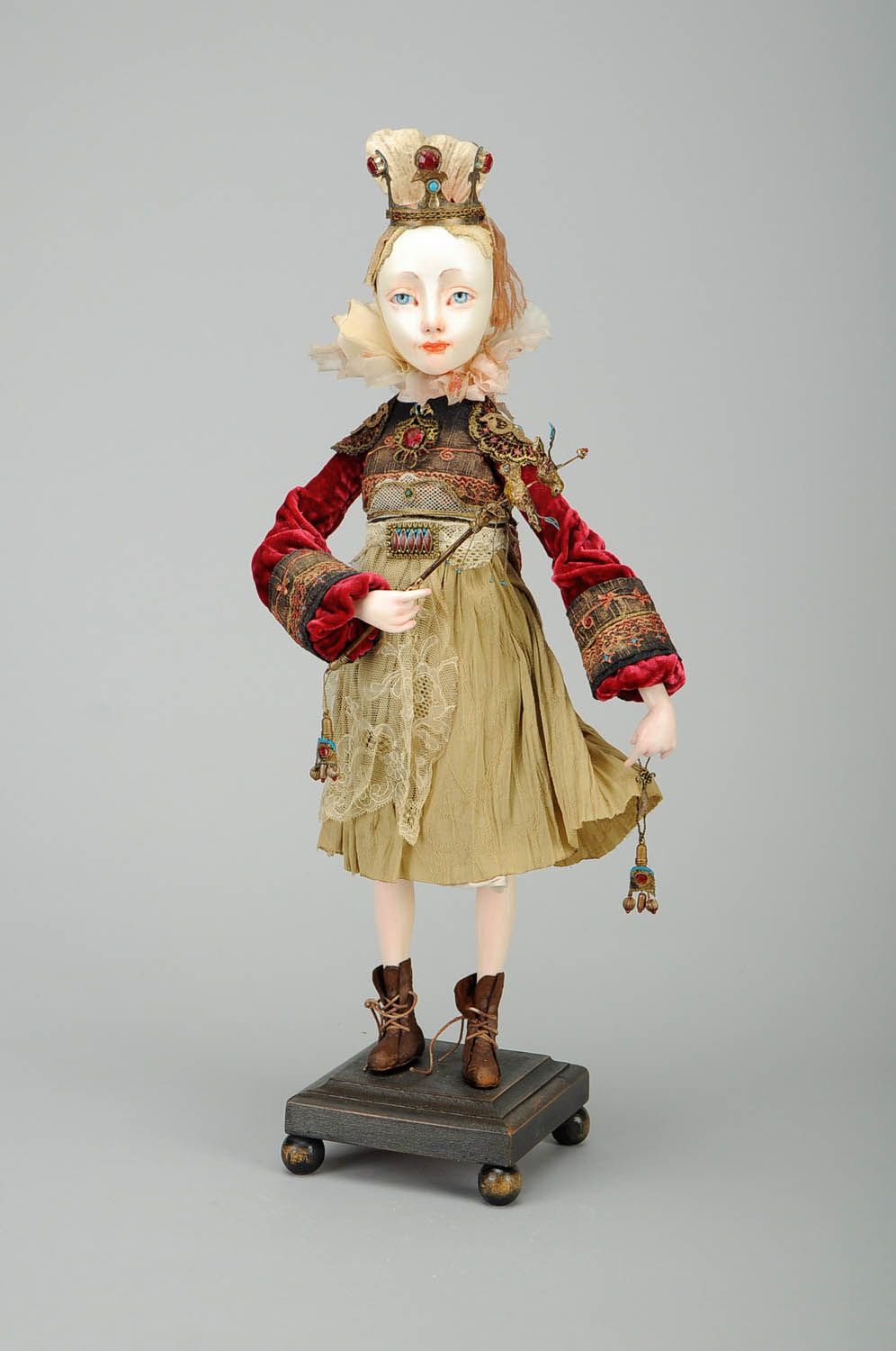 Künstlerische Puppe in antiker Kleidung Seidenschwanz foto 1