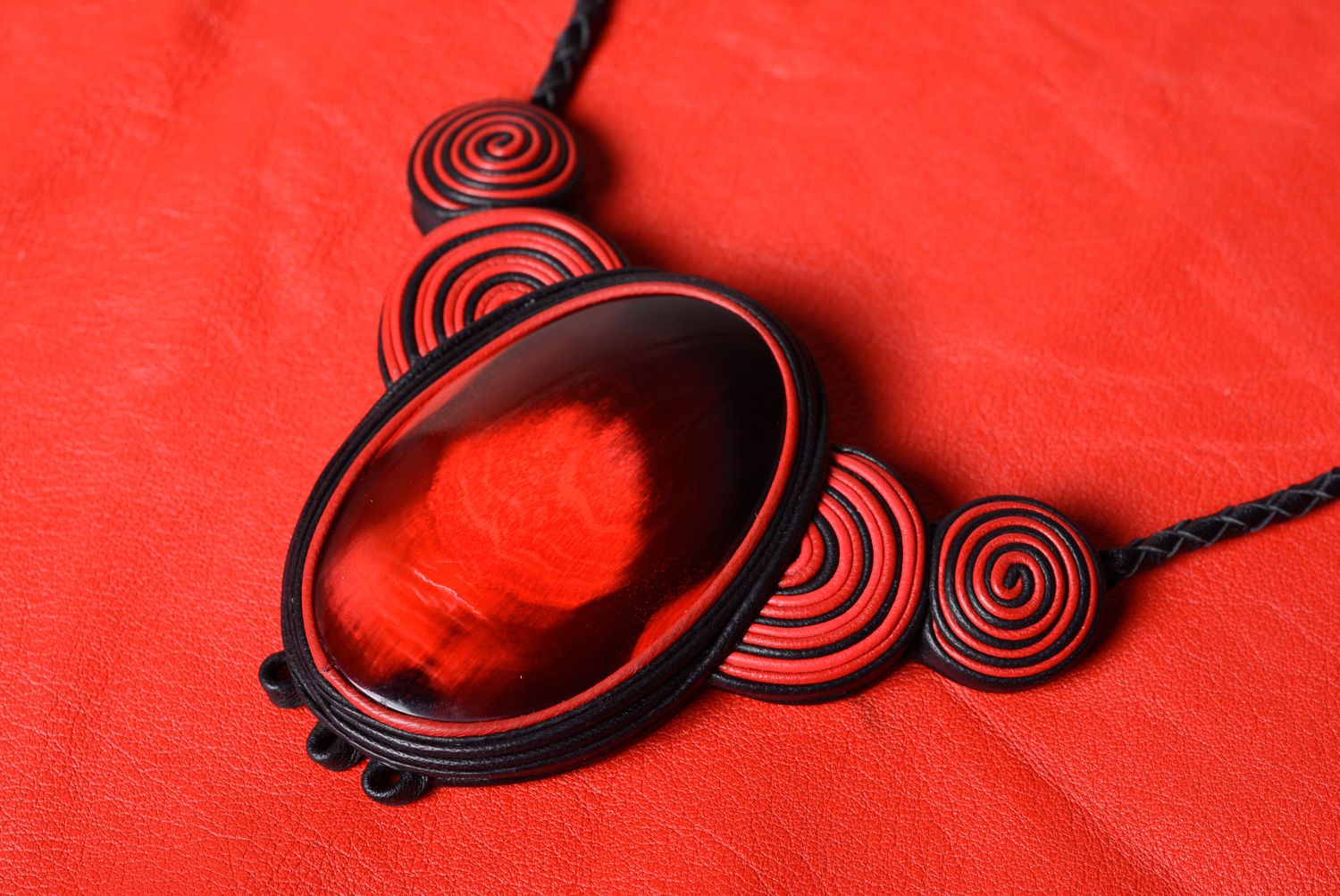 Collier en corne de vache et cuir naturel fait main design original Rouge photo 4