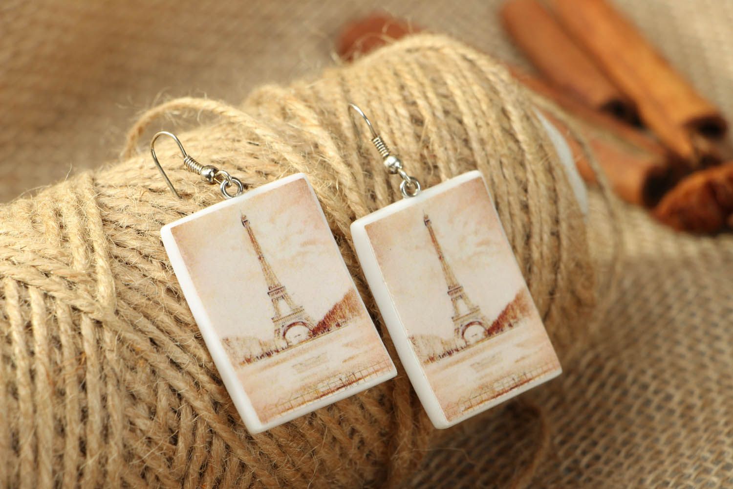 Brincos artesanais com a imagem da Torre Eiffel feitos de cerâmica plástica foto 3