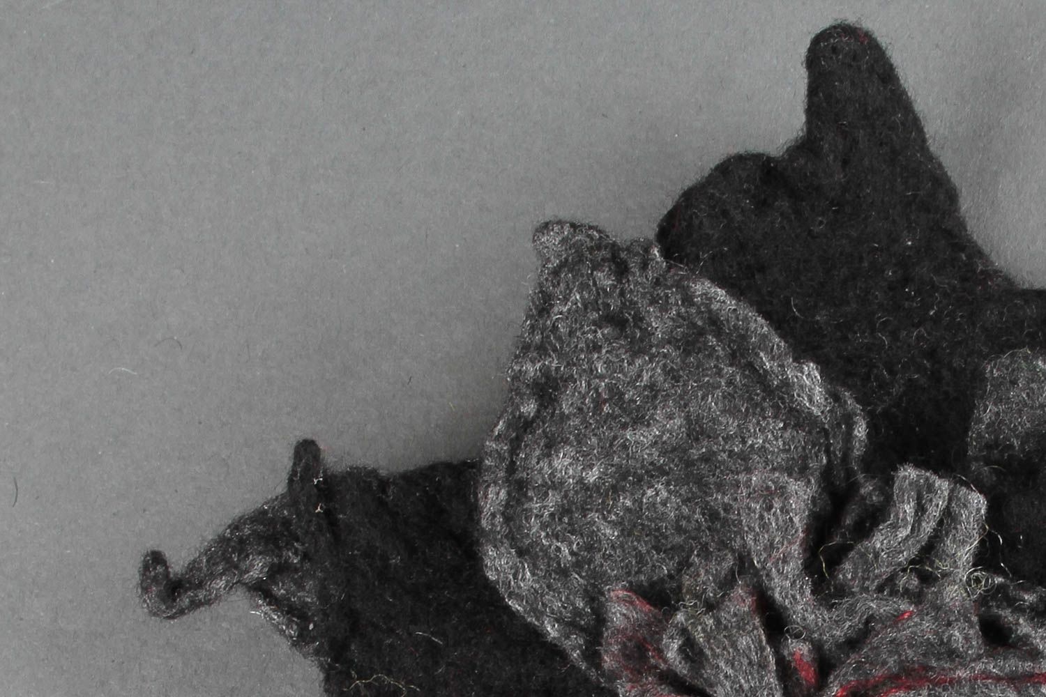 Broche noire faite main Pince cheveux en laine feutrée fleur Accessoire femme photo 5