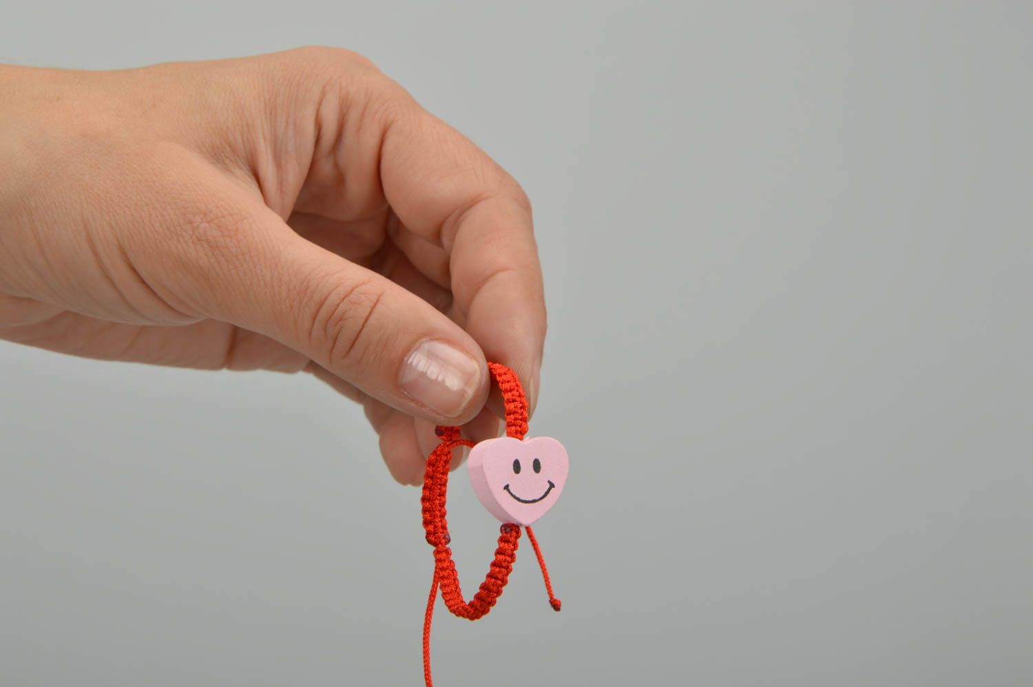Плетеный браслет на руку красный из вощеного шнура ручной работы детский фото 2