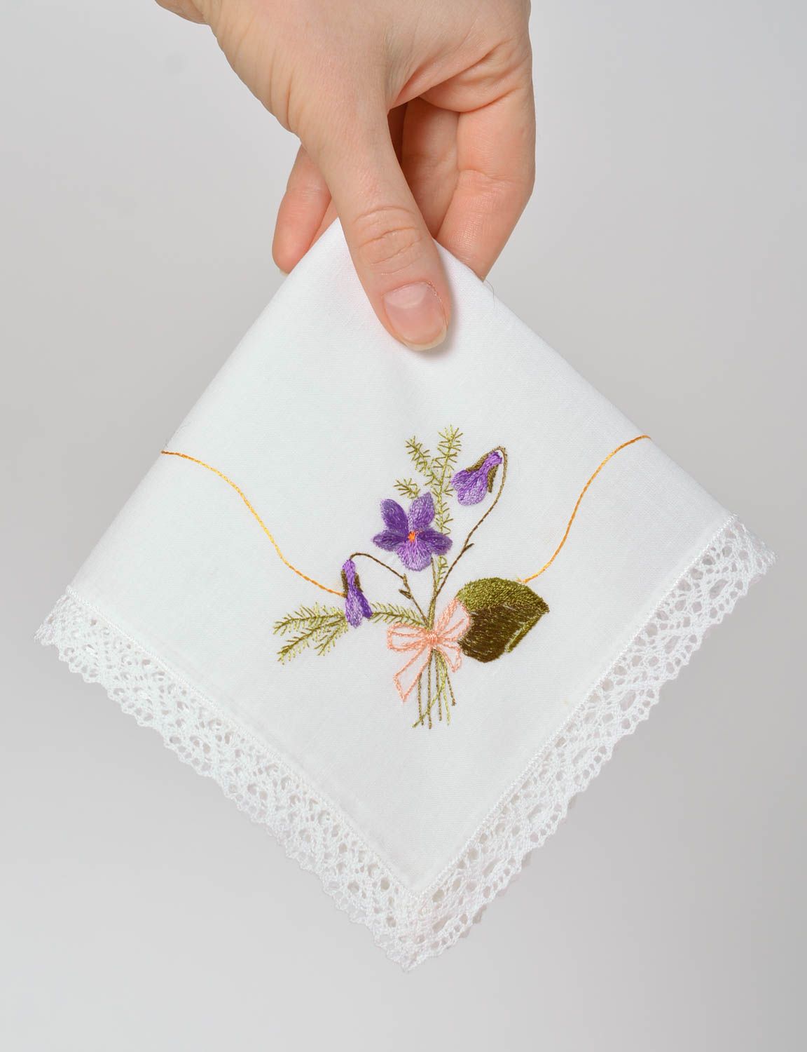 Mouchoir en tissu brodé fait main carré blanc dentelle fleurs Petit cadeau photo 3
