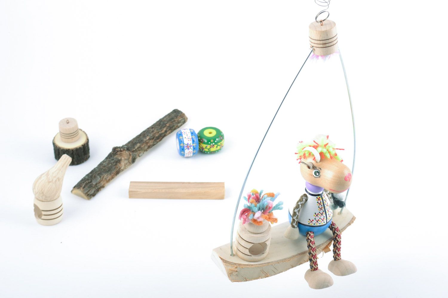 Baby Lernspielzeug aus Holz handmade Anhänger für Interieur Niedlicher Bock auf der Bank foto 2
