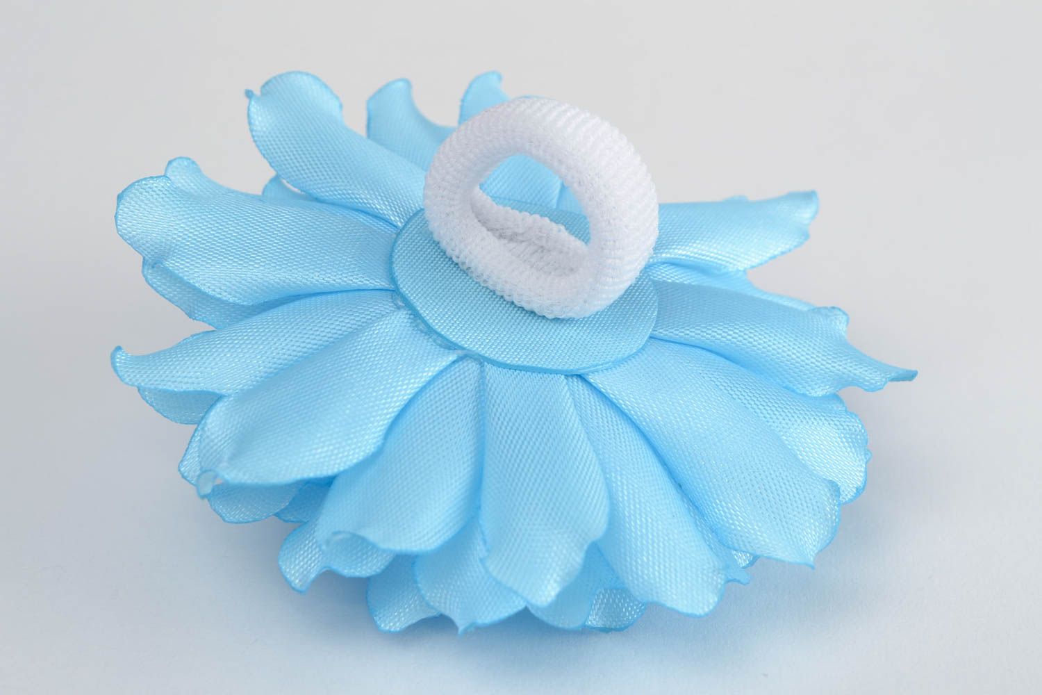 Голубая резинка для волос с цветком из атласных лент ручной работы объемная фото 5