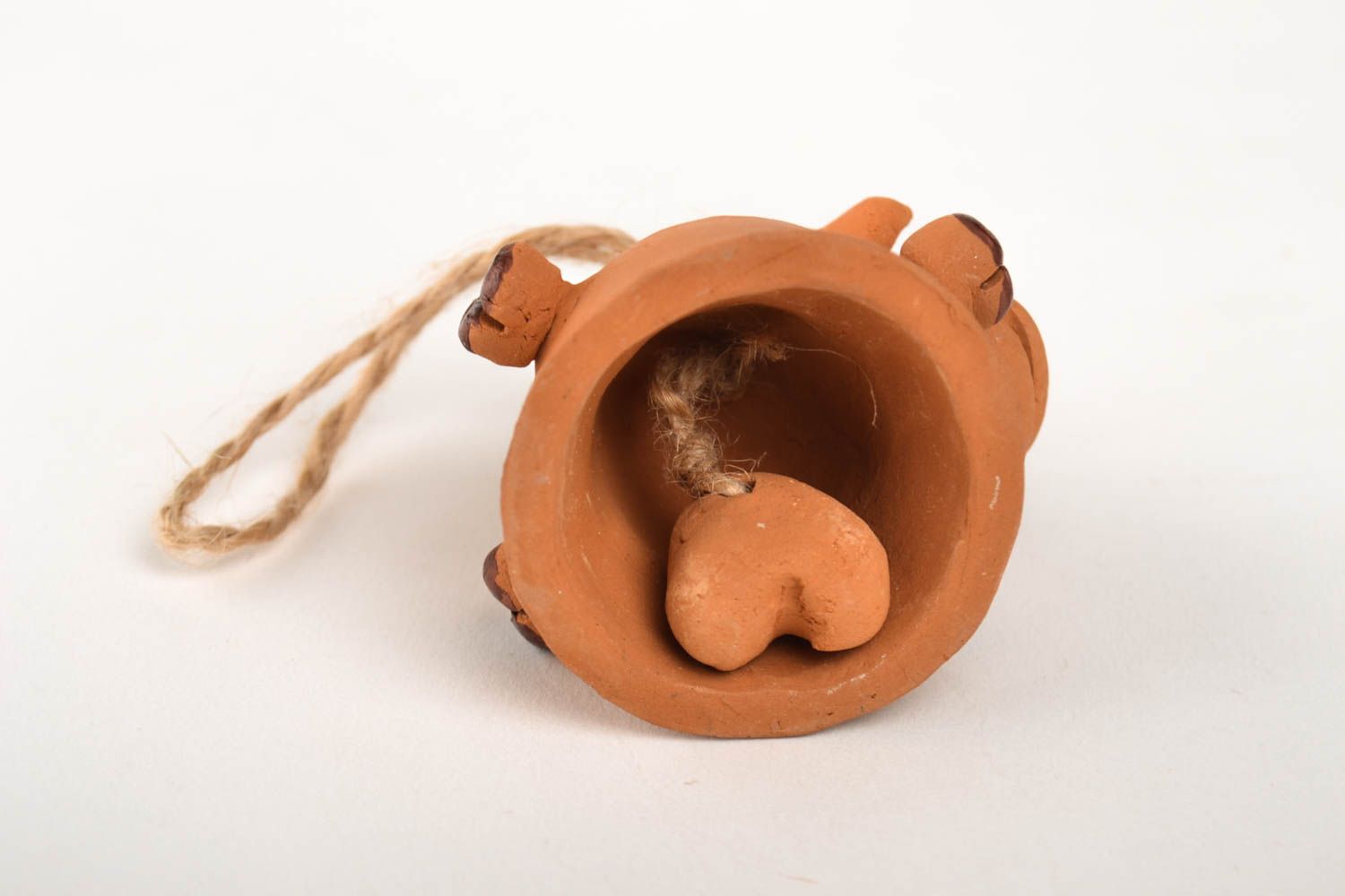 Керамика ручной работы колокольчик из глины корова фигурка колокольчик для кухни фото 2