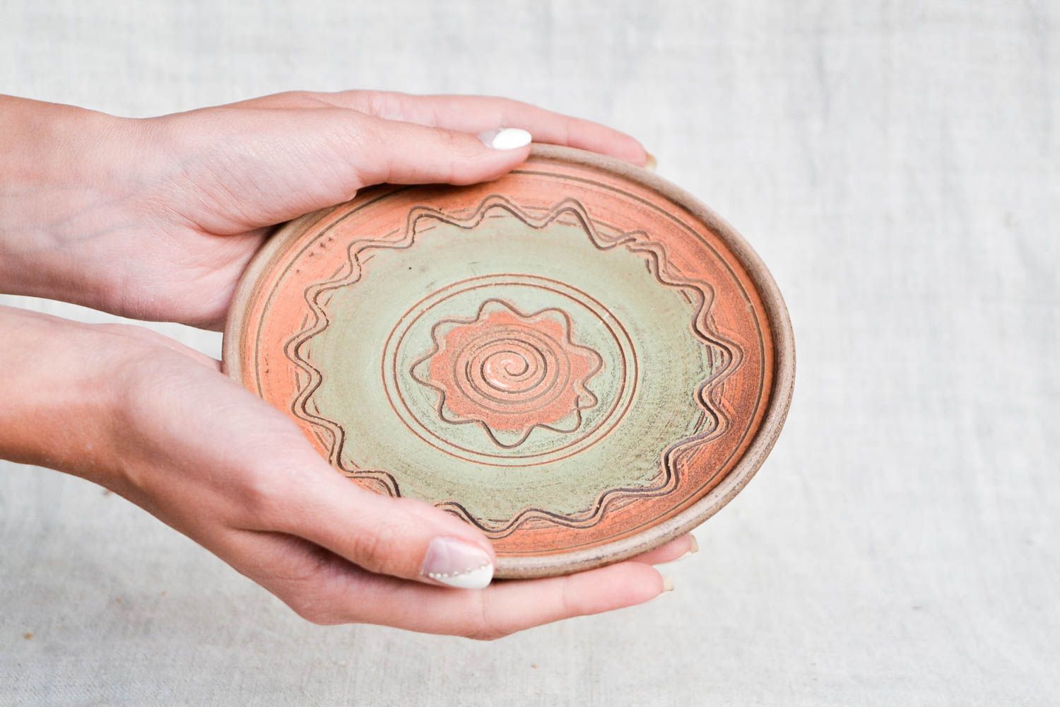 Керамическая тарелка посуда ручной работы расписная красивая тарелка из глины фото 2