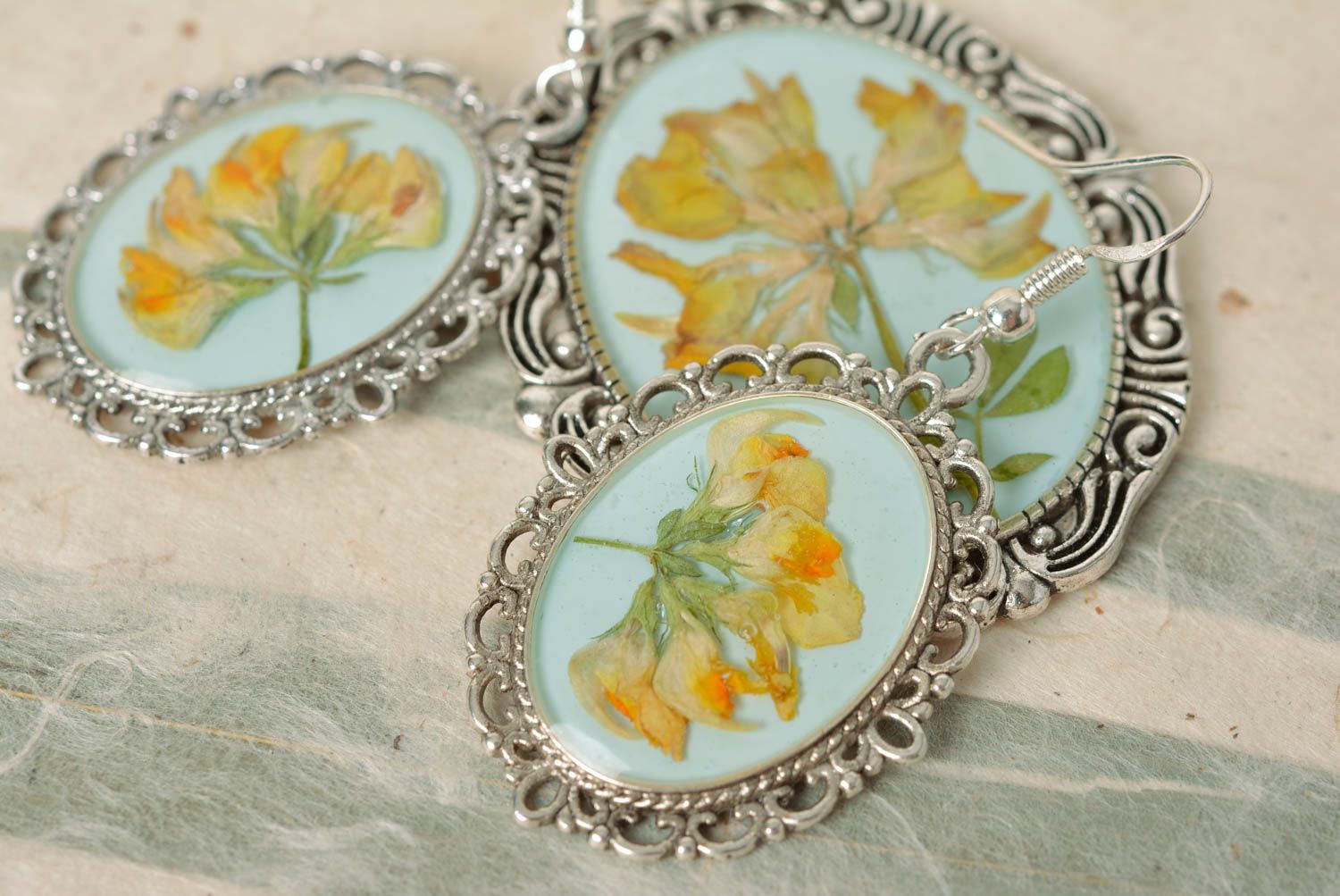 Handmade pendant and earrings jewelry set with real flowers and epoxy coating photo 5