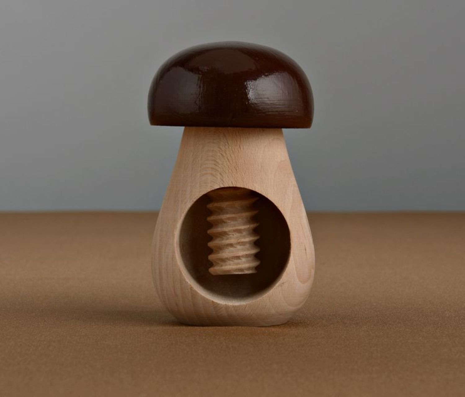 Casse noix design en bois fait main  photo 5