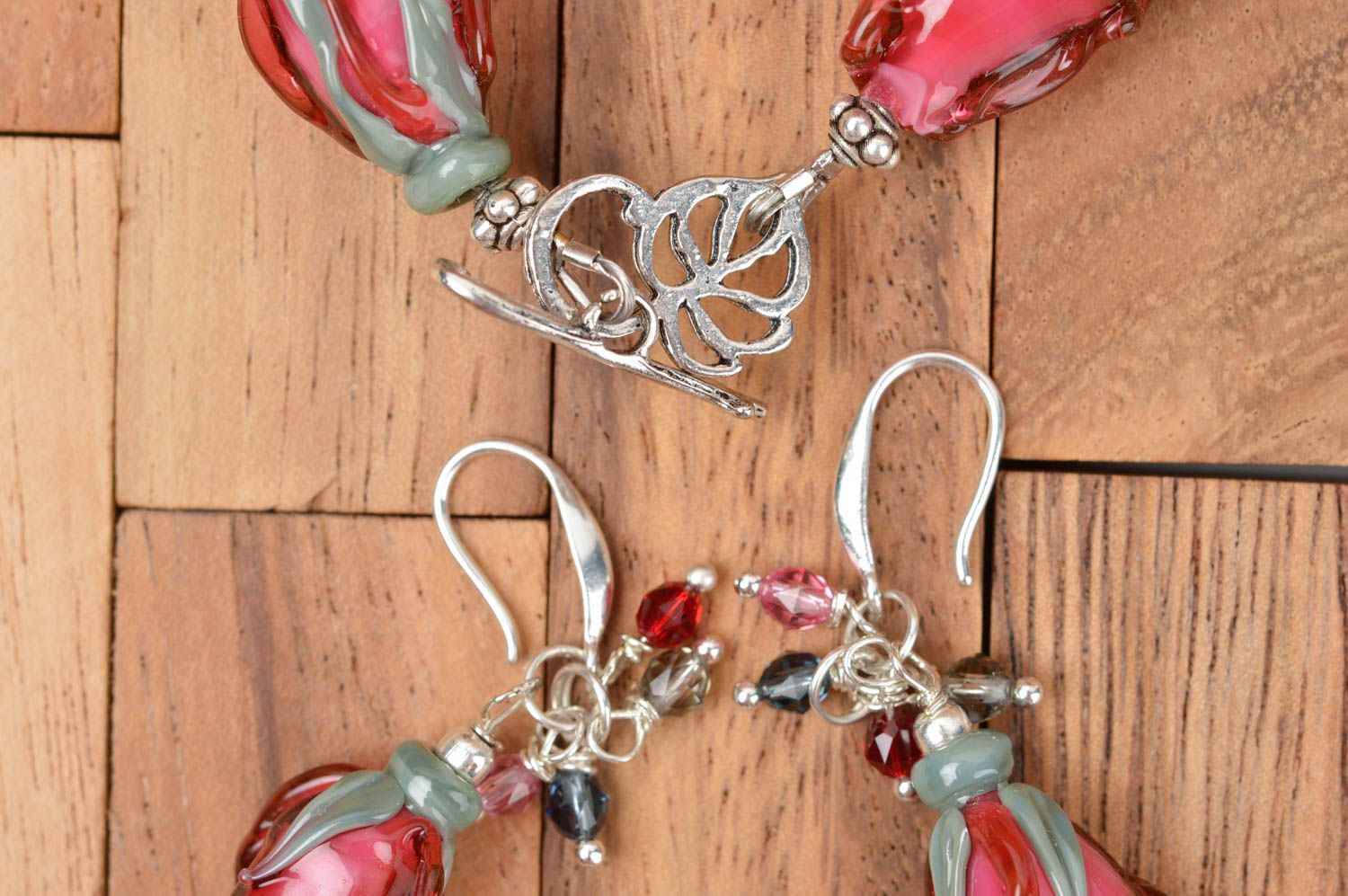 Украшения ручной работы женский браслет и стеклянные серьги бутоны роз фото 4