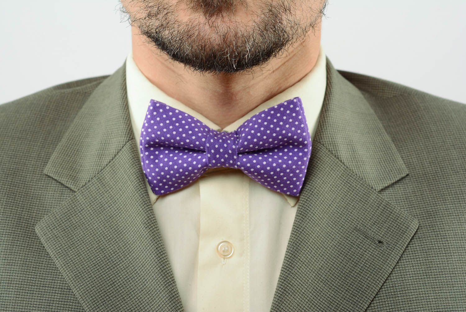 Фиолетовый галстук-бабочка в белую точку фото 1