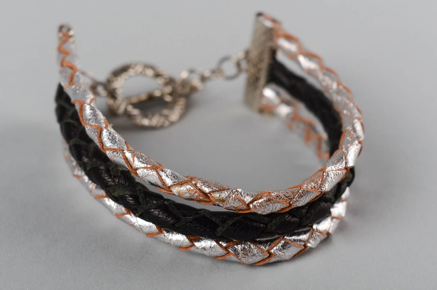 Bracelet en cuir Bijou fait main tressé design original Cadeau pour fille photo 2
