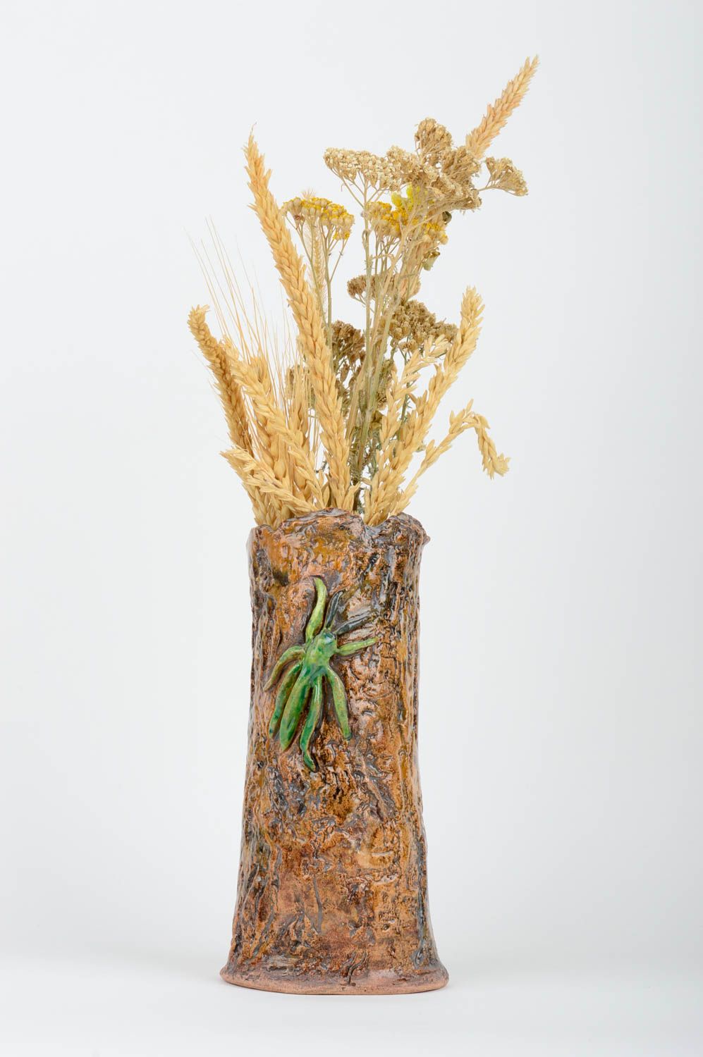 Handmade 8 inches brown clay décor vase with a green spider for home décor 1,4 lb photo 1