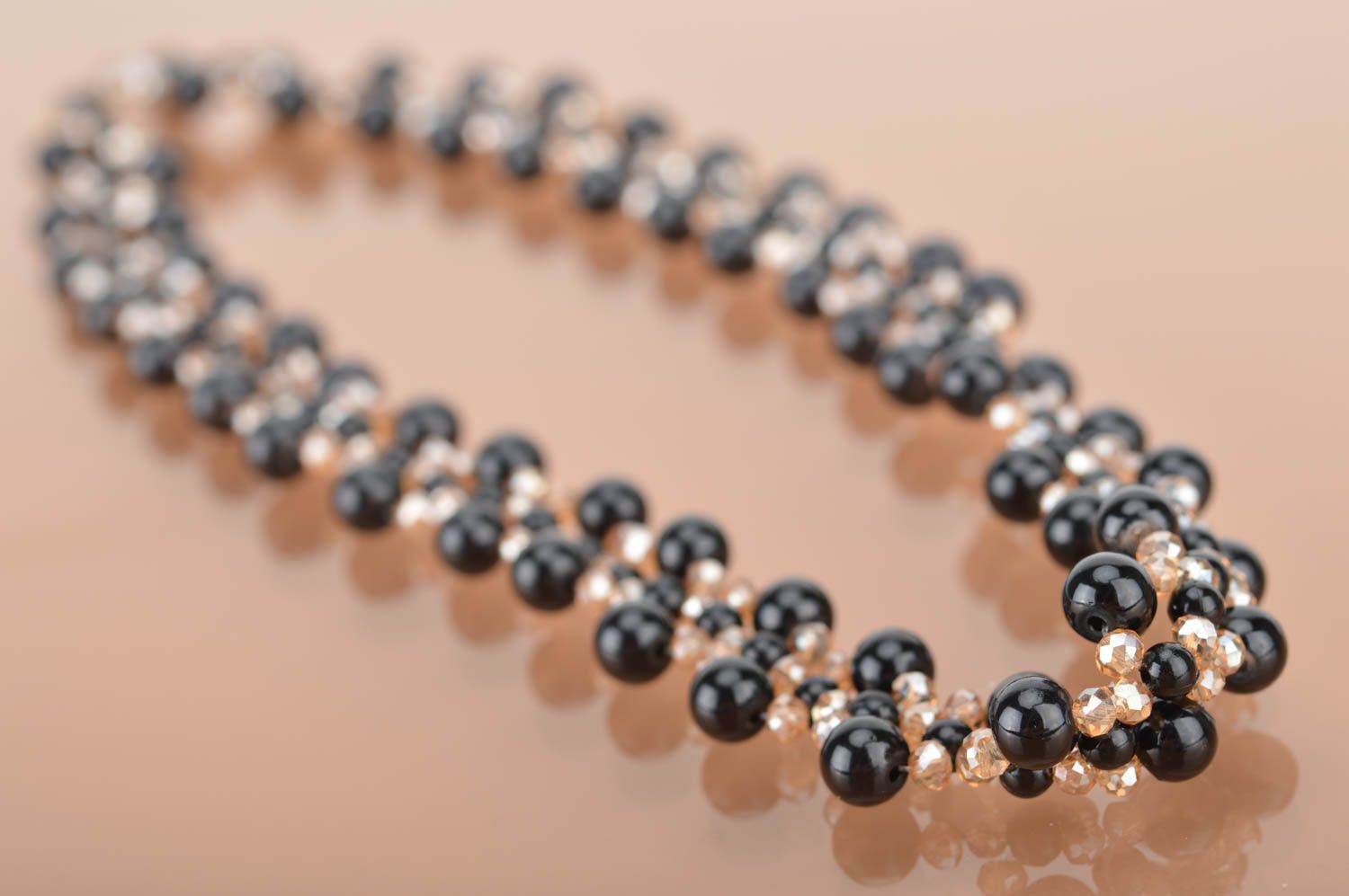 Collier en perles céramiques et cristal de roche fait main élégant noir-doré photo 5