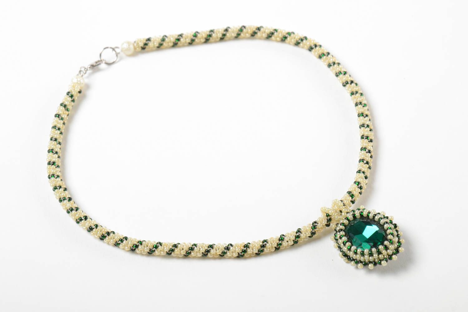 Collier en perles de rocaille avec pendentif vert fait main design élégant photo 2