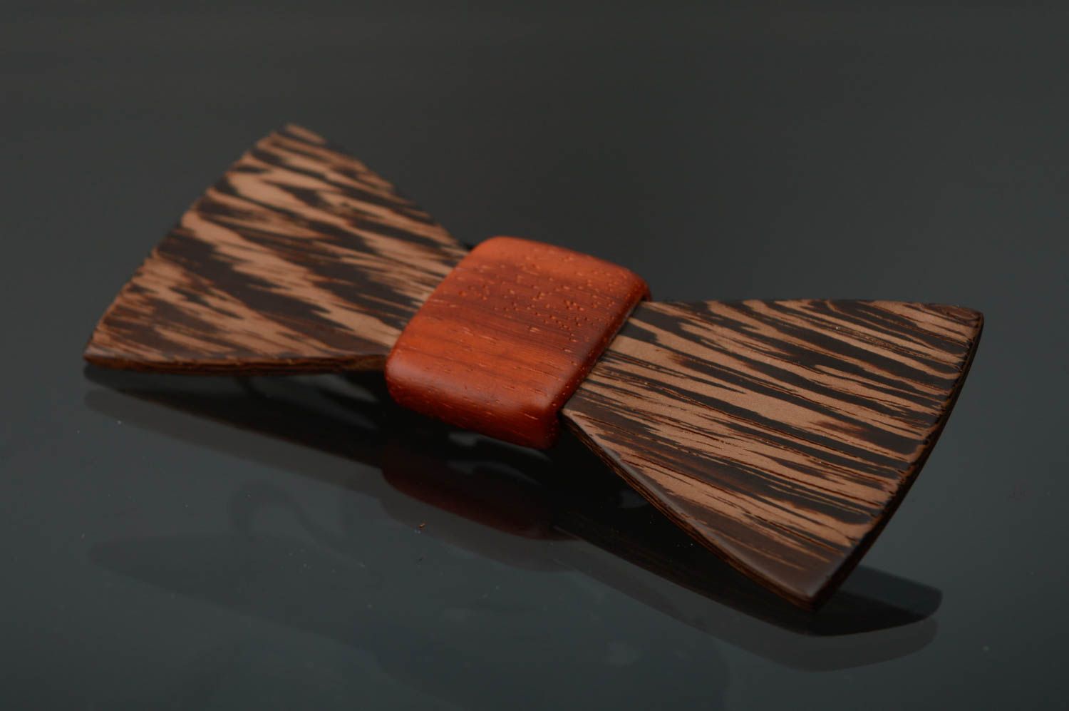 Деревянный галстук-бабочка из венге фото 1