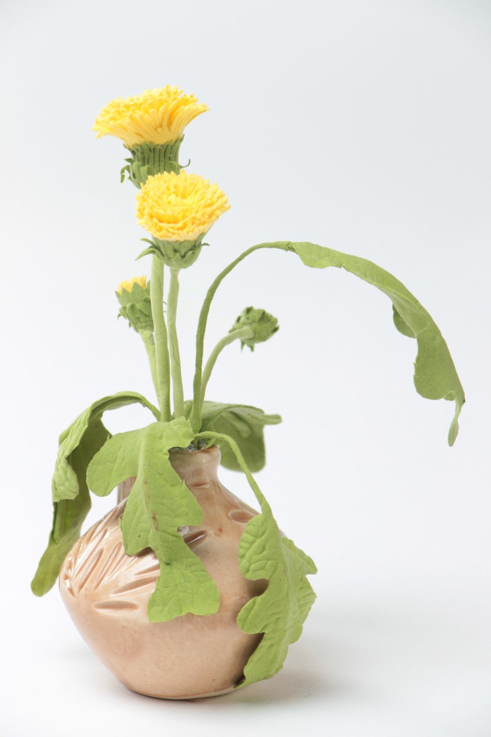 Gelbe handgemachte Blumen im Topf Löwenzähne aus Polymerton Komposition foto 2