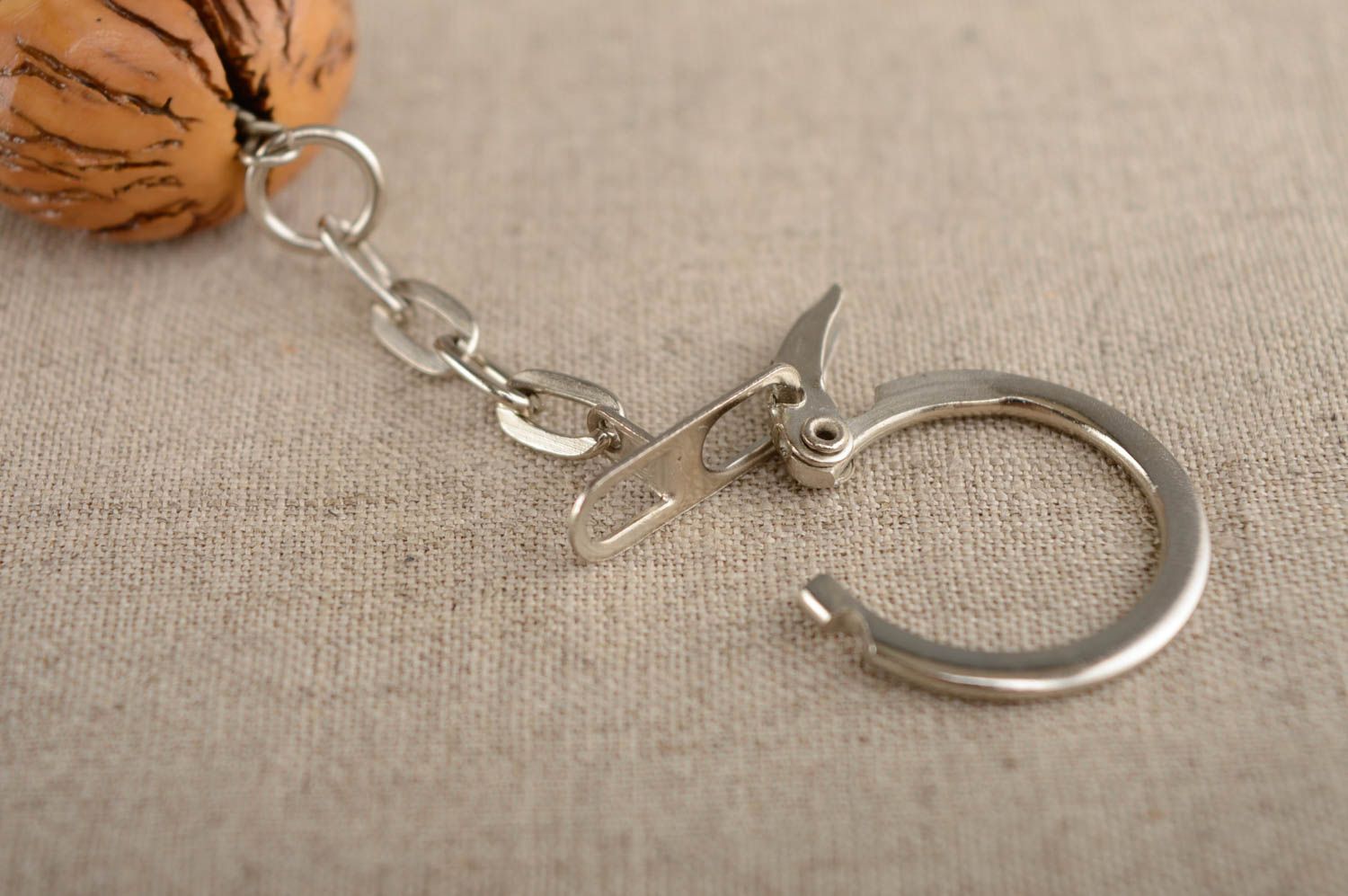 Petit porte-clefs original en noix brun clair fait main cadeau insolite  photo 5