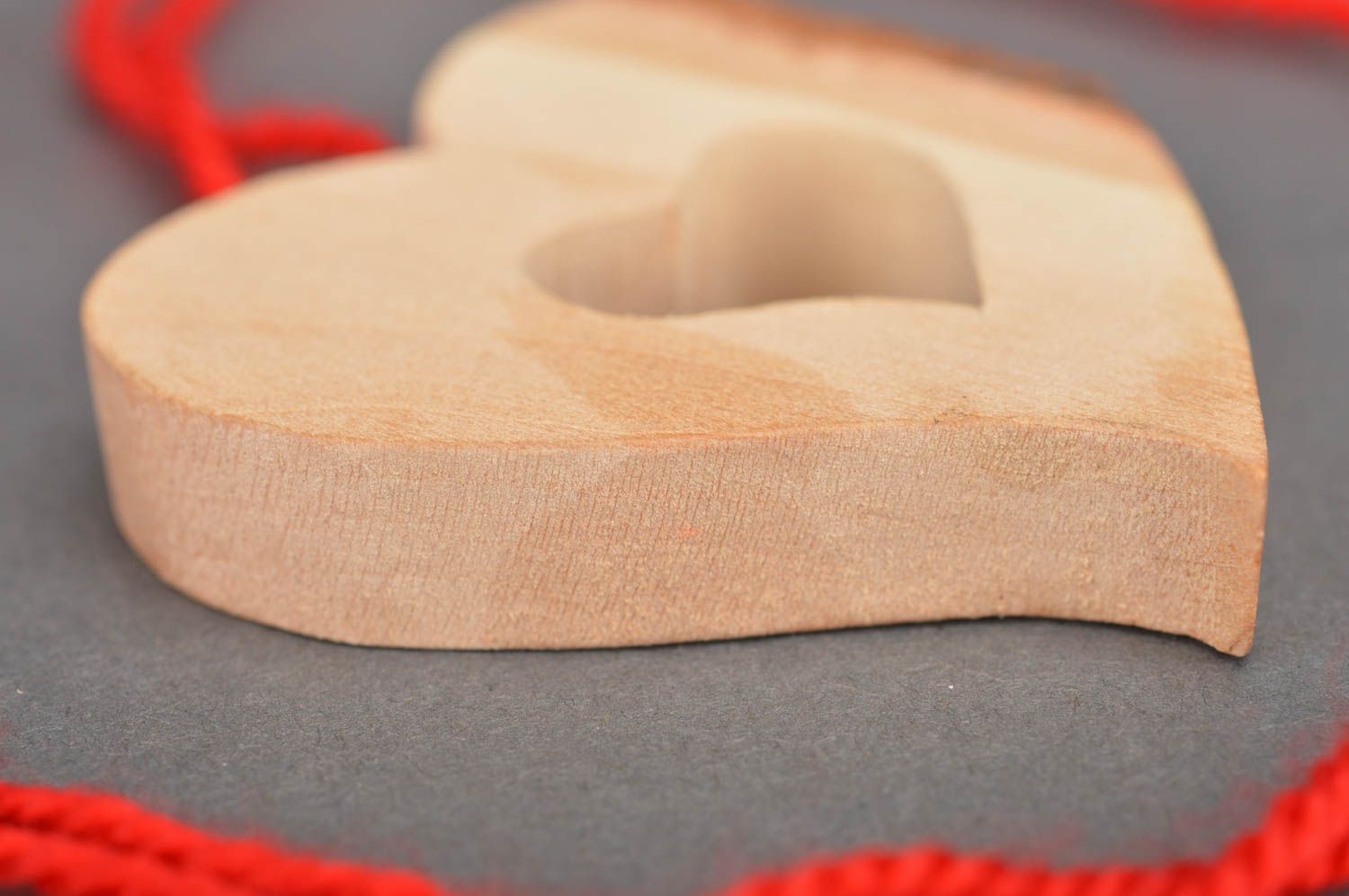 Pendentif coeur en bois de tilleul clair sur lacet rouge accessoire fait main photo 4