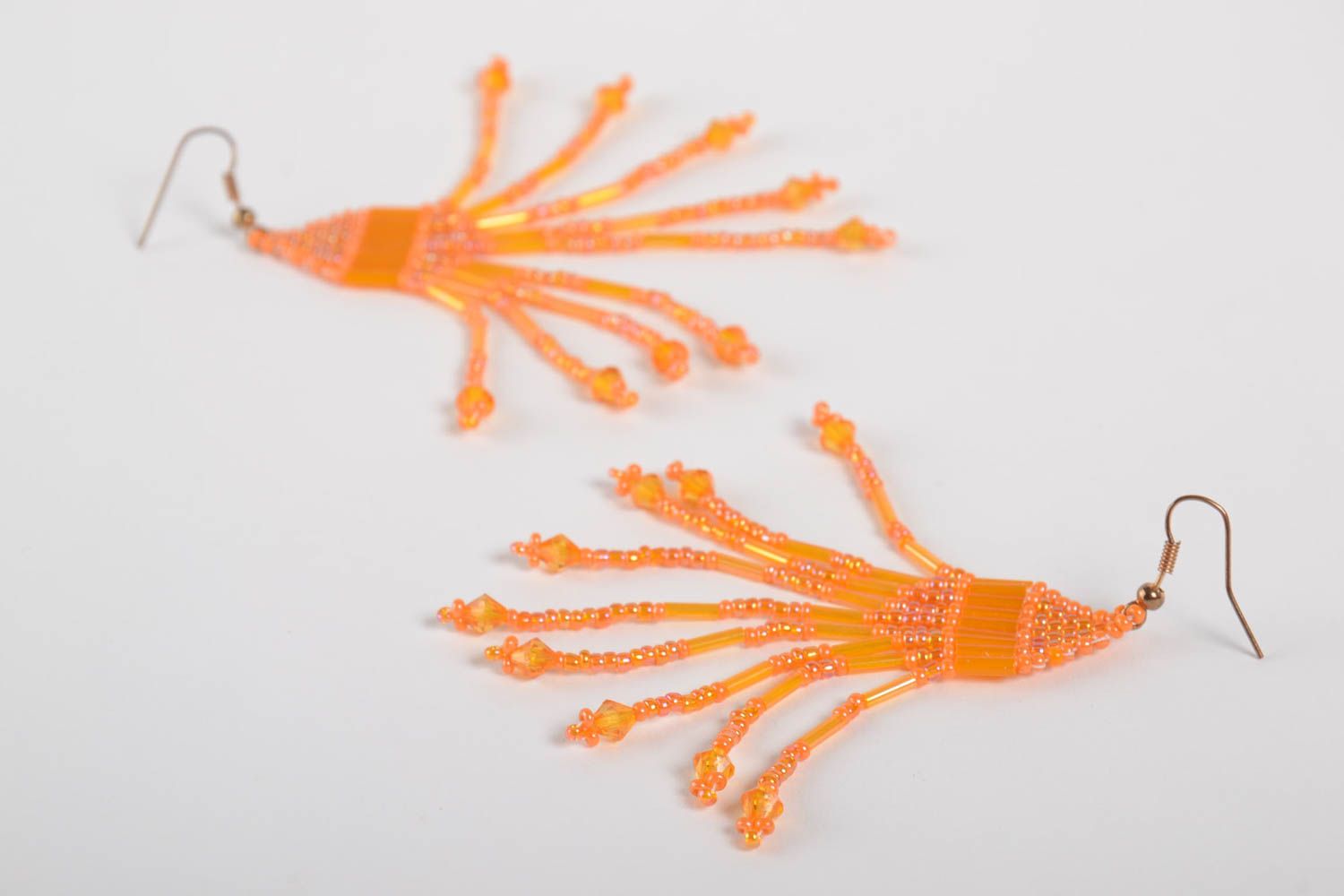 Оранжевые серьги из бисера ручной работы с подвесками красивые яркие женские фото 4