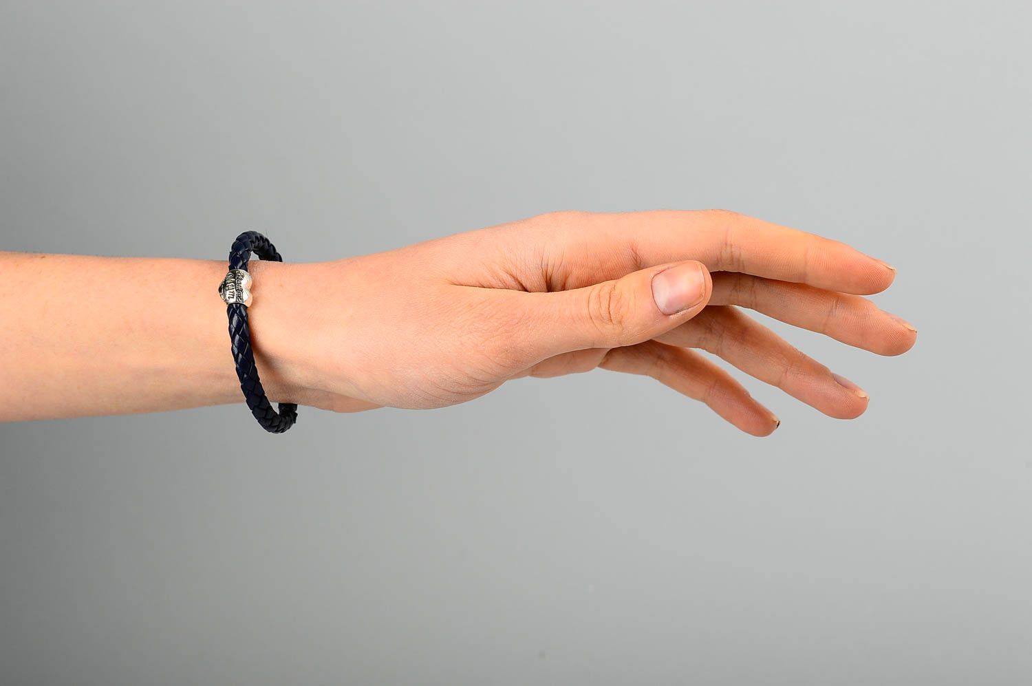 Bracelet cuir artificiel Bijou fait main en bleu foncé Accessoire design photo 2