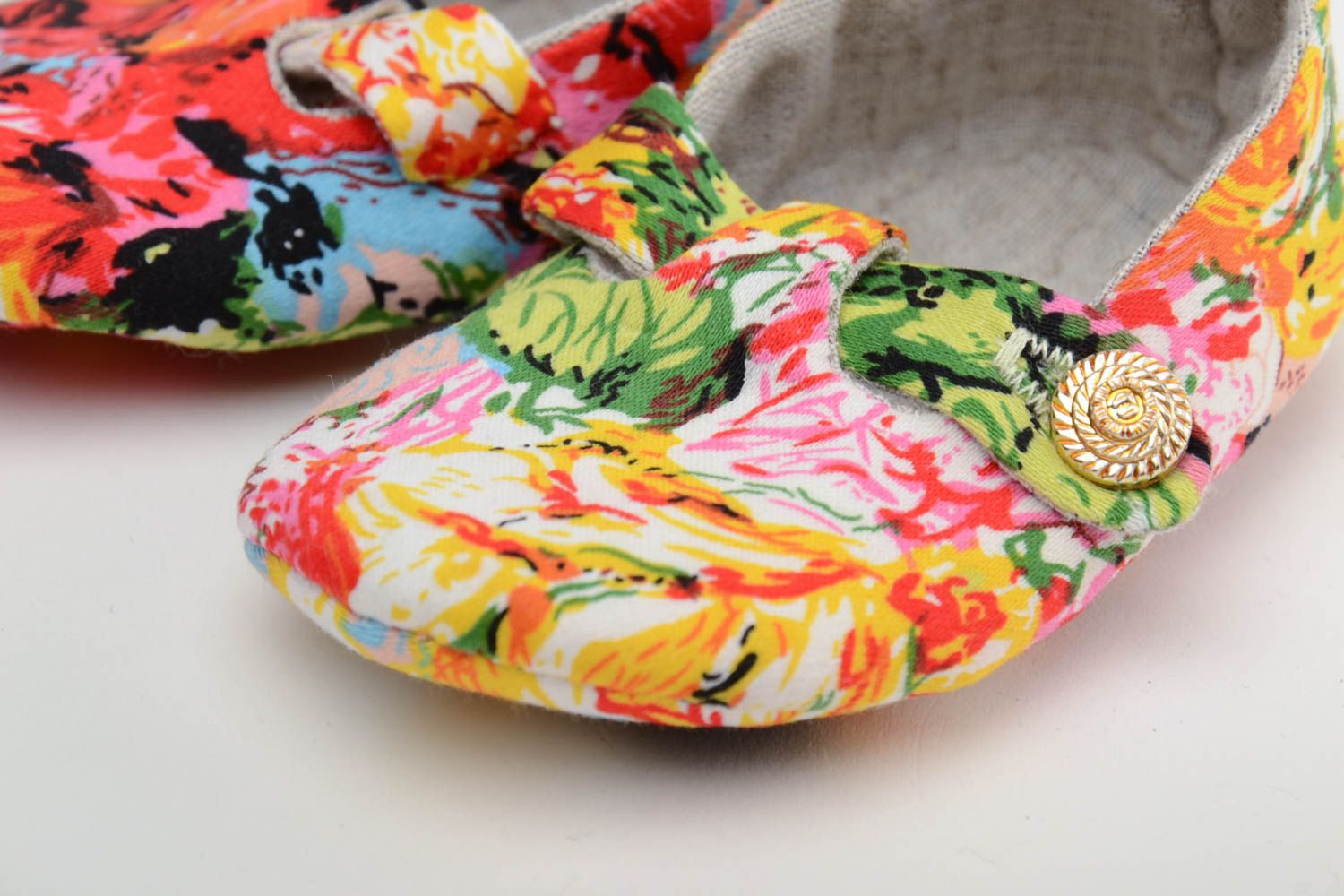 Chaussures pour bébé fille coton multicolore avec boutons originales faites main photo 3
