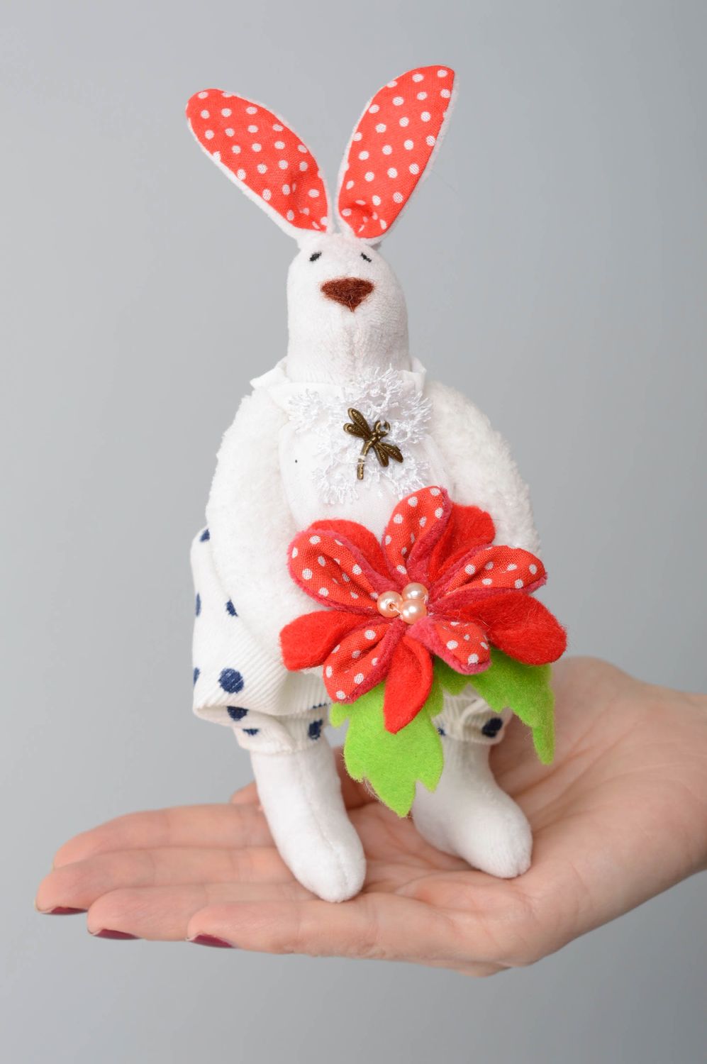 Мягкая игрушка ручной работы белый заяц с цветком  фото 4