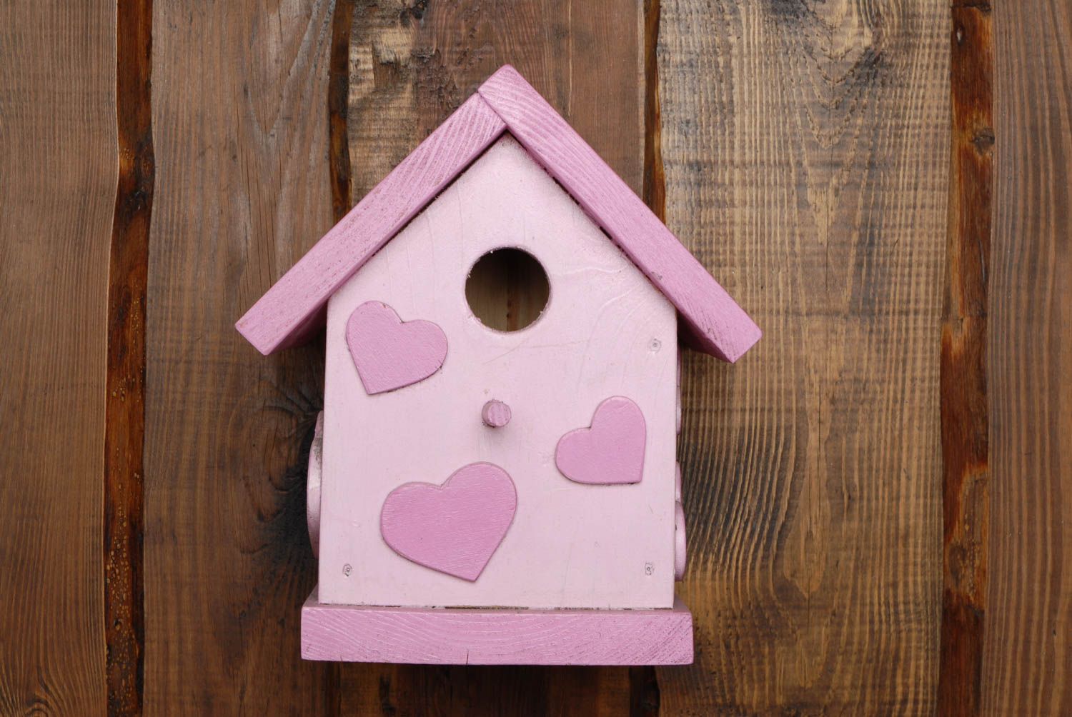 Nichoir pour oiseaux rose en bois peint fait main original avec coeurs photo 3