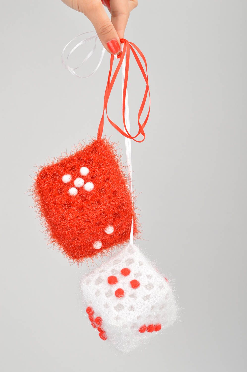 Décoration à suspendre en forme de deux cubes tricotés faite main au crochet photo 3
