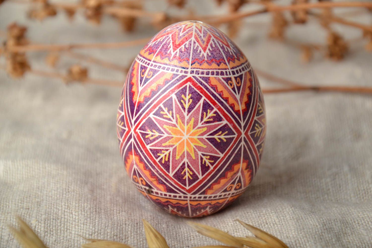 Joli œuf de Pâques peint de poule avec ornements de style ethnique fait main photo 1