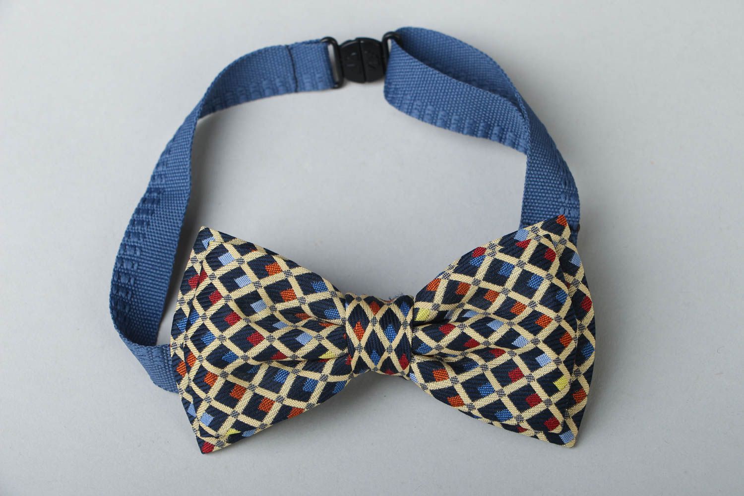 Fabric bow tie with fastener photo 1