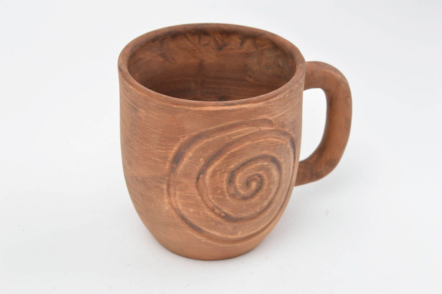 Глиняная чашка небольшая коричневая красивая с узорами удобная ручной работы фото 3