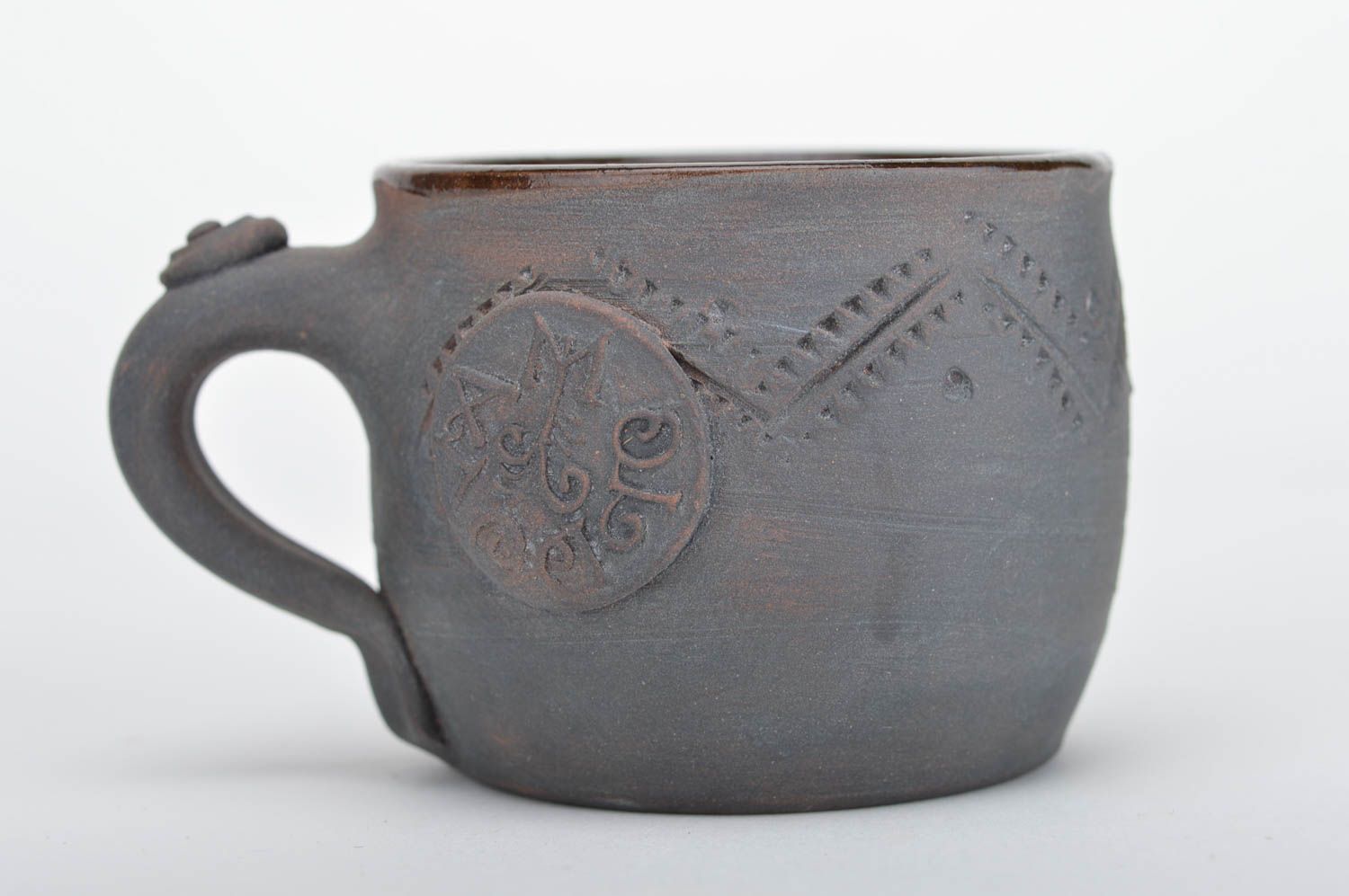 Taza cerámica para té artesanal original oscura de autor decorada con botón foto 1