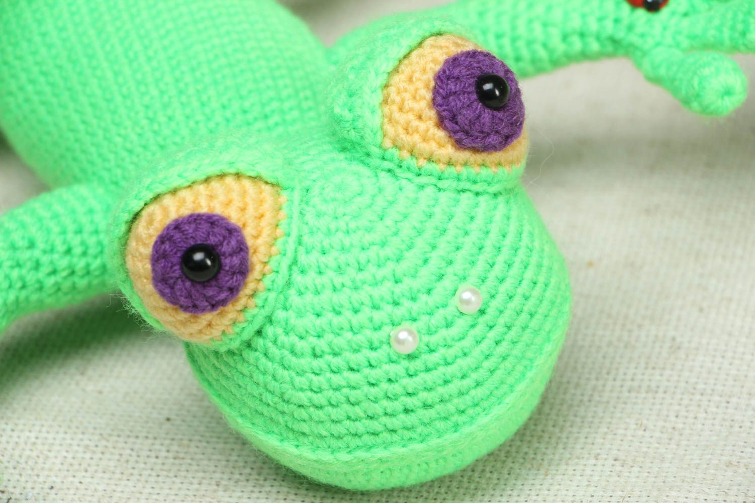 Мягкая вязаная игрушка в виде зеленой ящерицы фото 3